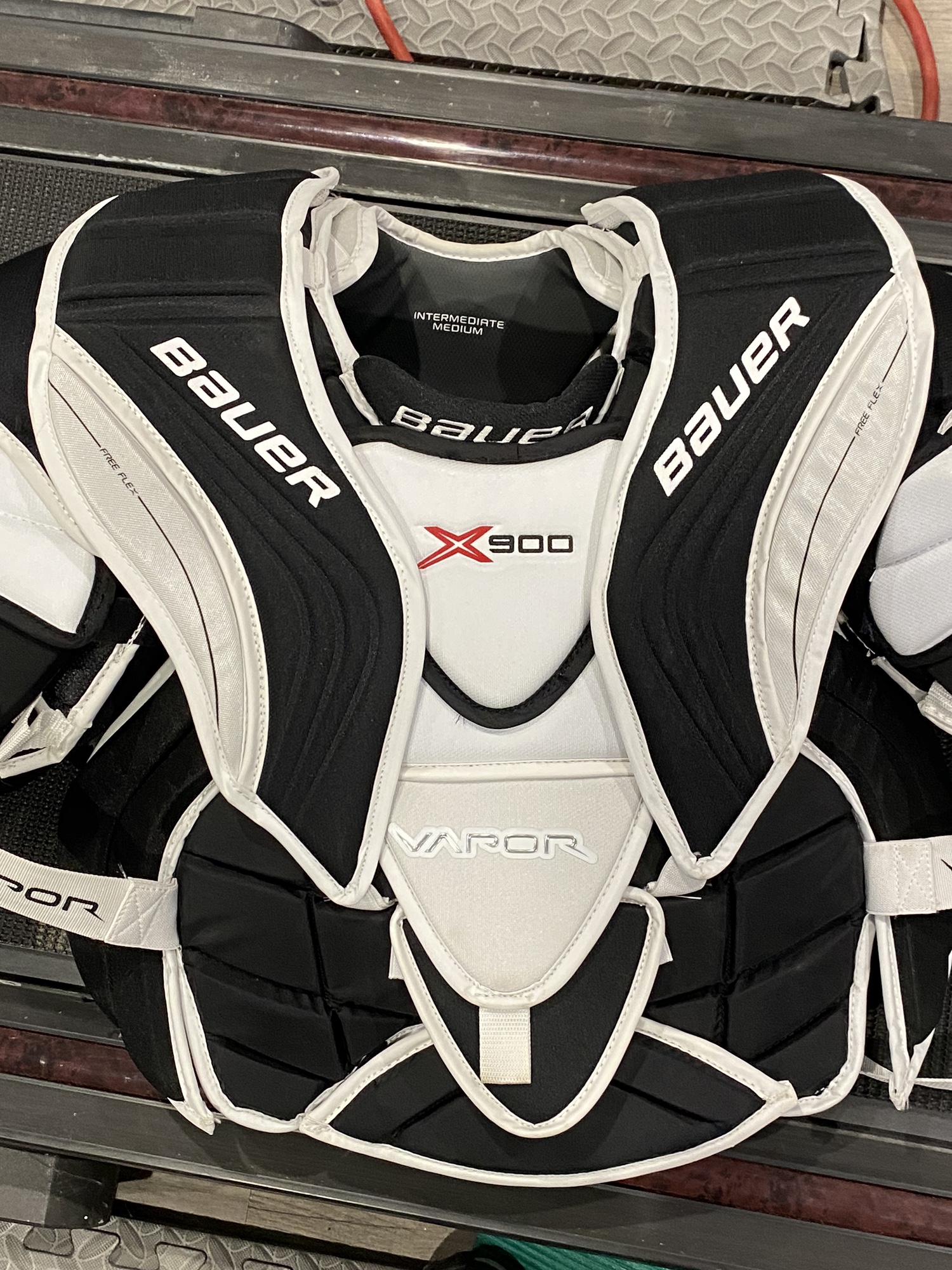New Medium Bauer Vapor X900 Goalie Chest Protector SidelineSwap