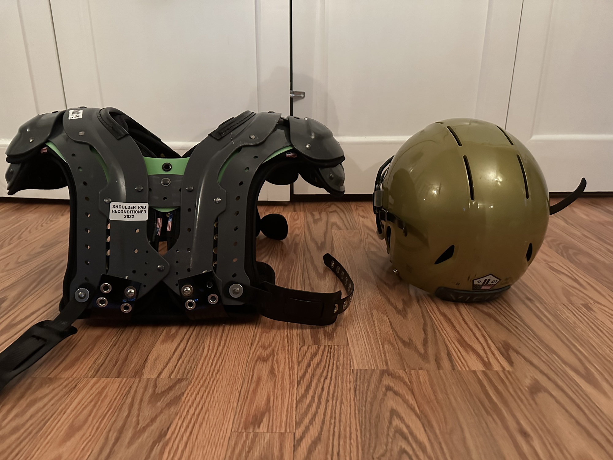Adult Medium Xtech Shoulder Pads SidelineSwap