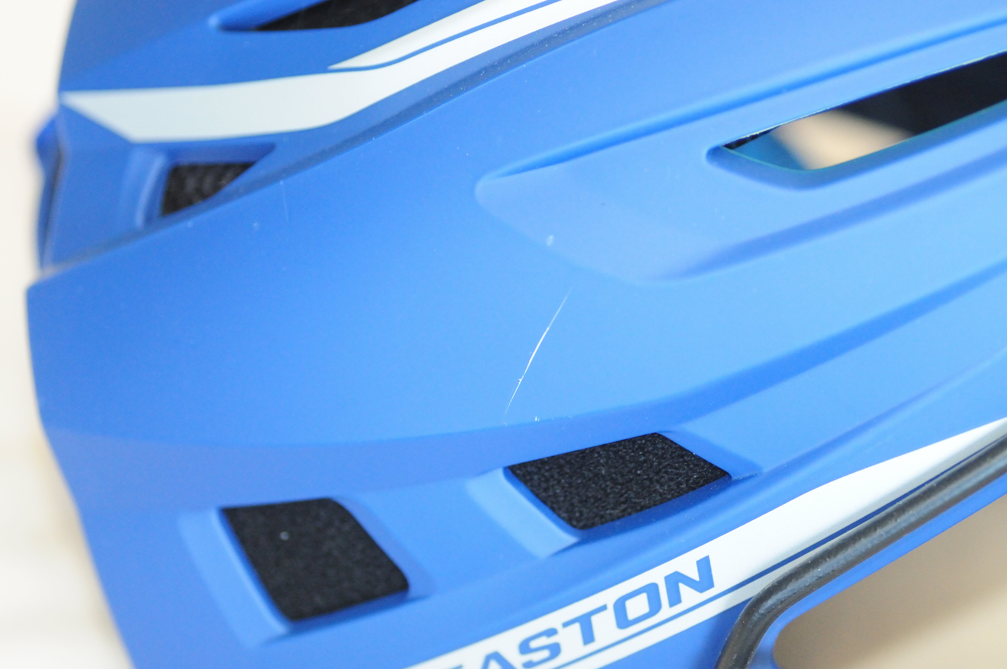 New Youth Easton Easton ProX Catchers Helmet Small Catcher's Mask SidelineSwap