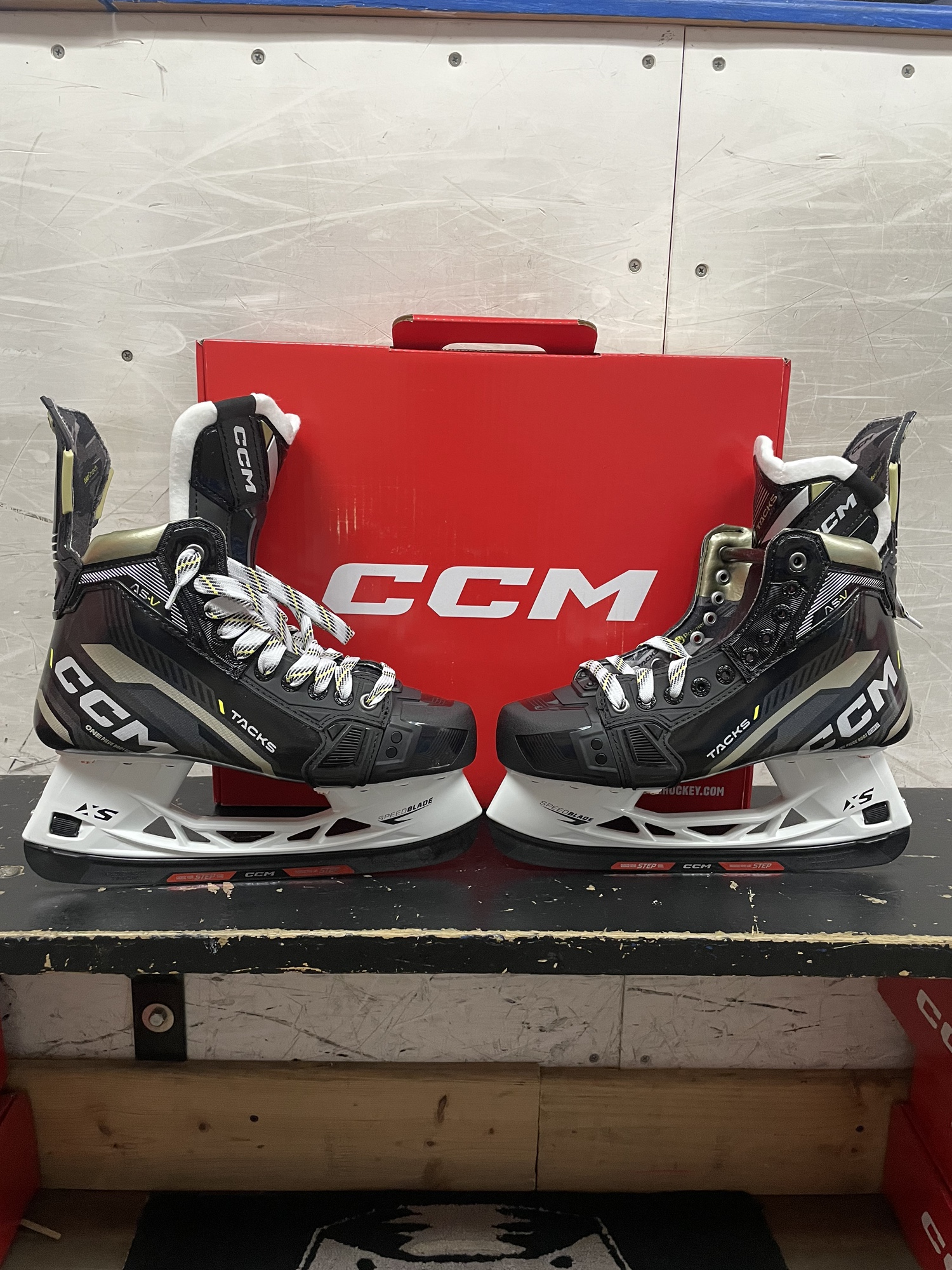 New CCM Wide Width Size 8 Tacks ASV Hockey Skates SidelineSwap