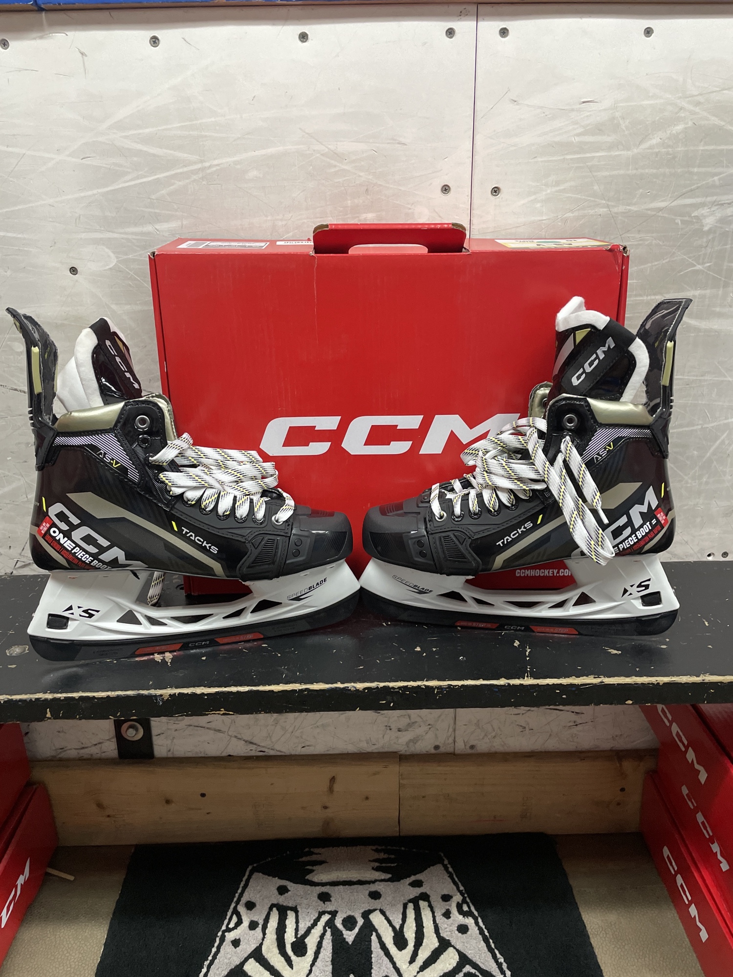 New CCM Wide Width Size 10 Tacks ASV Hockey Skates SidelineSwap