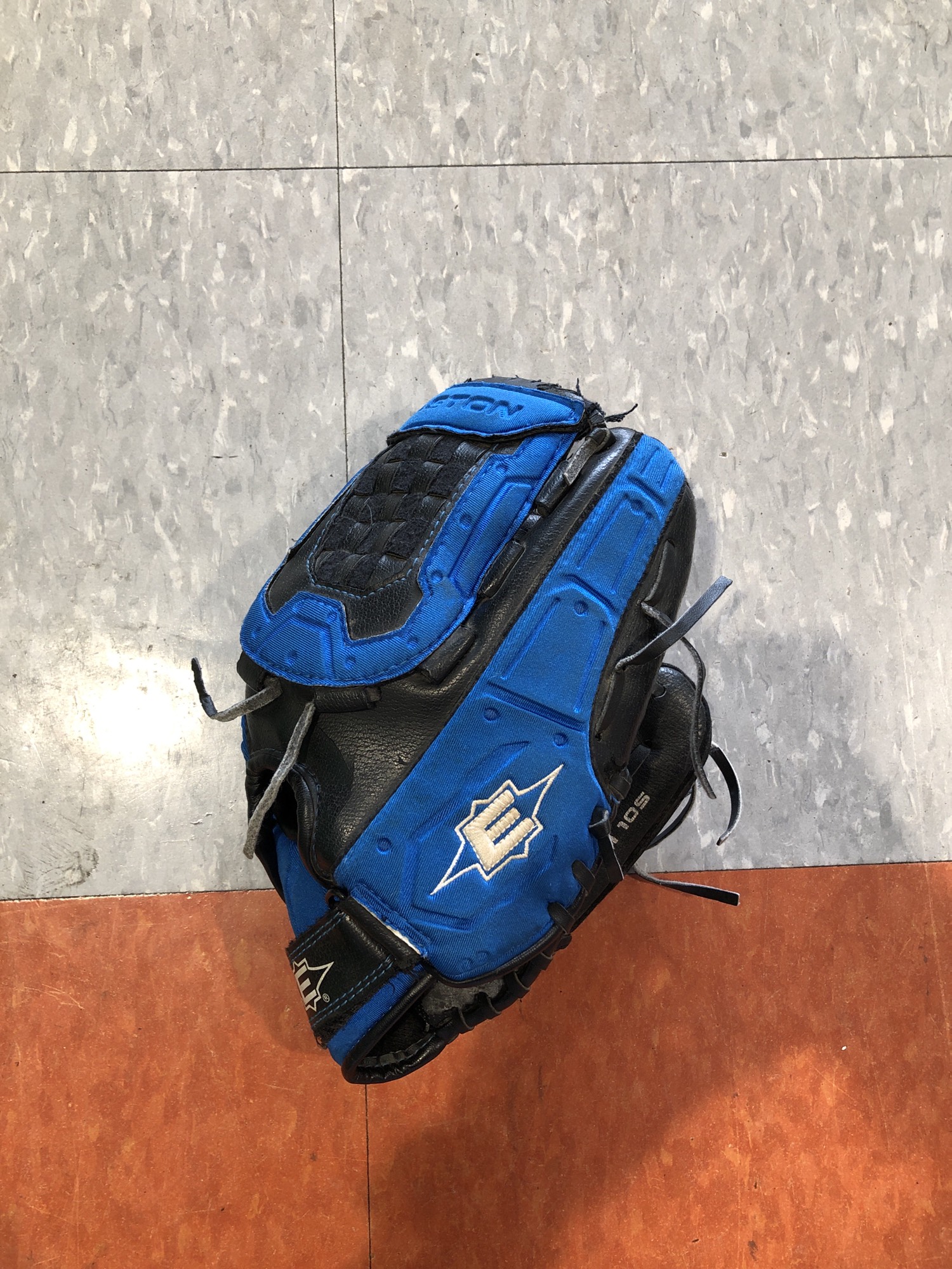 Used Easton Right Hand Throw Baseball Glove 10.5" SidelineSwap