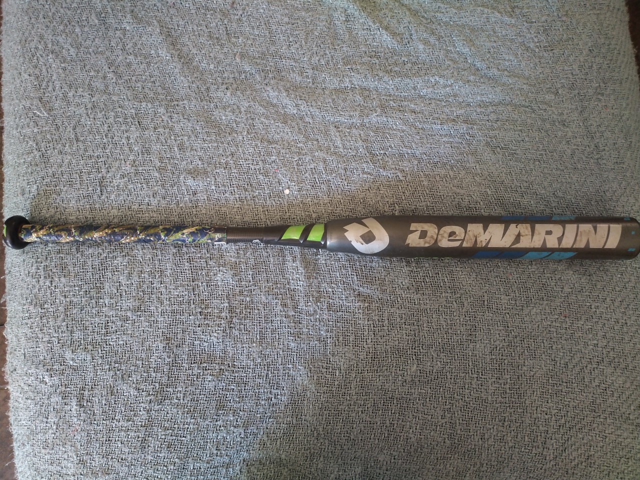 Used DeMarini Composite CF8 Bat (10) 22 oz 32" SidelineSwap