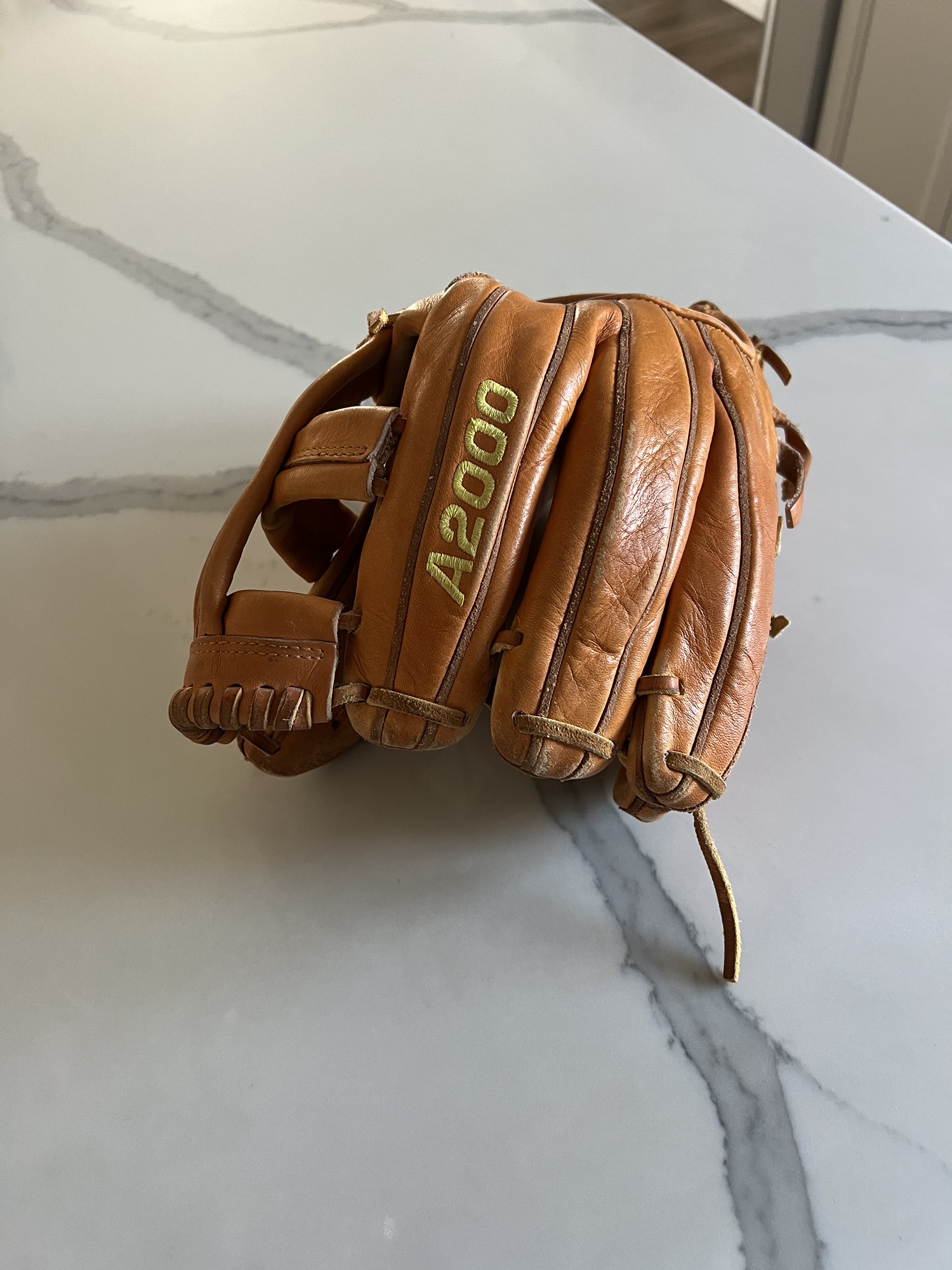 Used Infield 11.75" A2000 EL3 Baseball Glove SidelineSwap