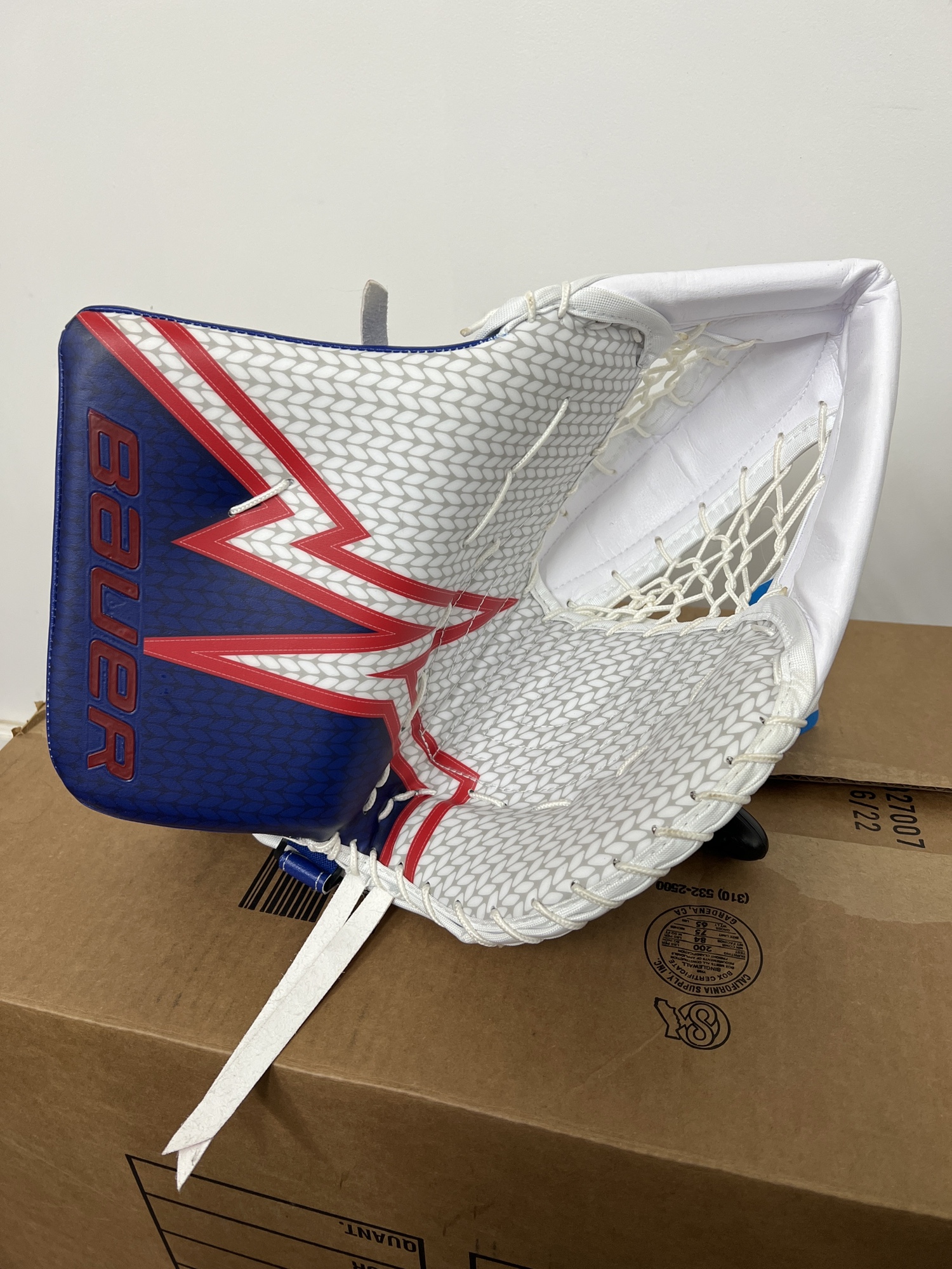 New Bauer Hyperlite Regular Pro Stock Goalie Glove SidelineSwap