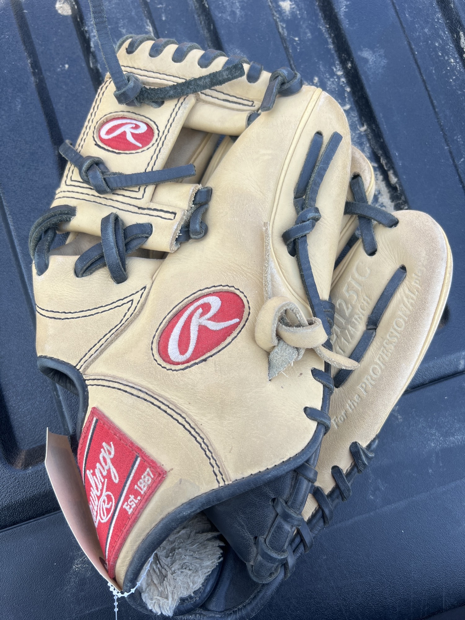 Used Rawlings Gold Glove Elite Right Hand Throw Baseball Glove 11.25