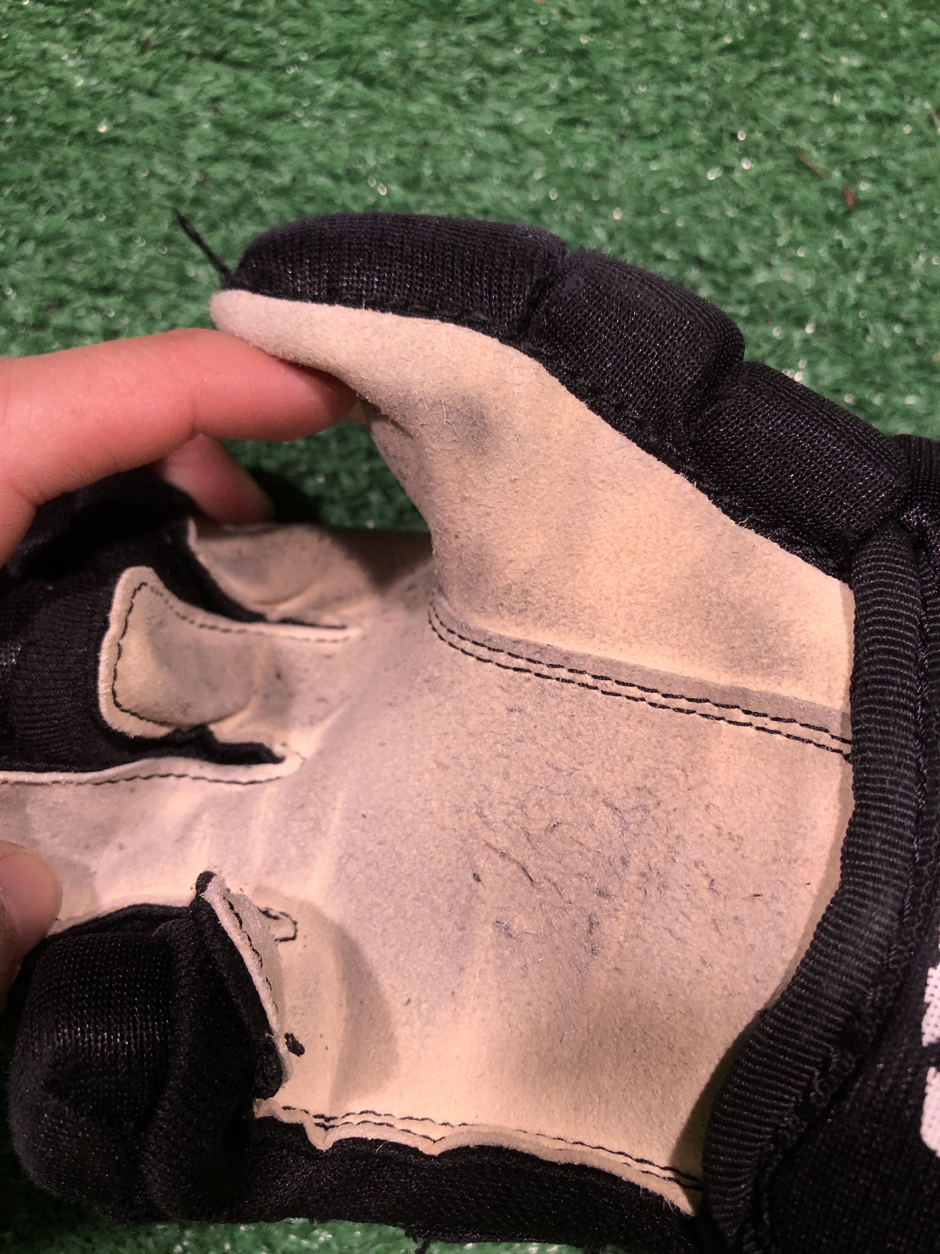 Easton Synergy EQ1 9" Hockey Gloves SidelineSwap