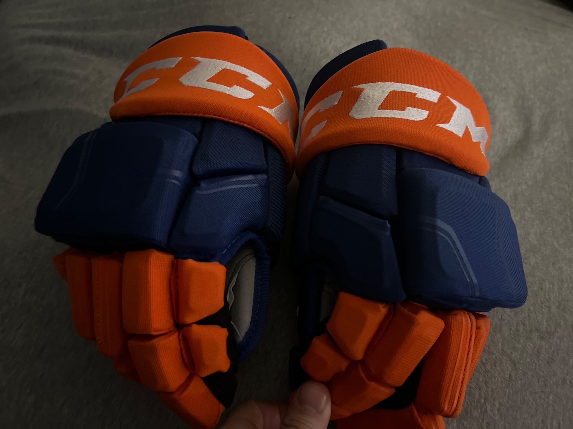 15” CCM HGQLPP Gloves Team Stock New York Islanders (WITH SHOT