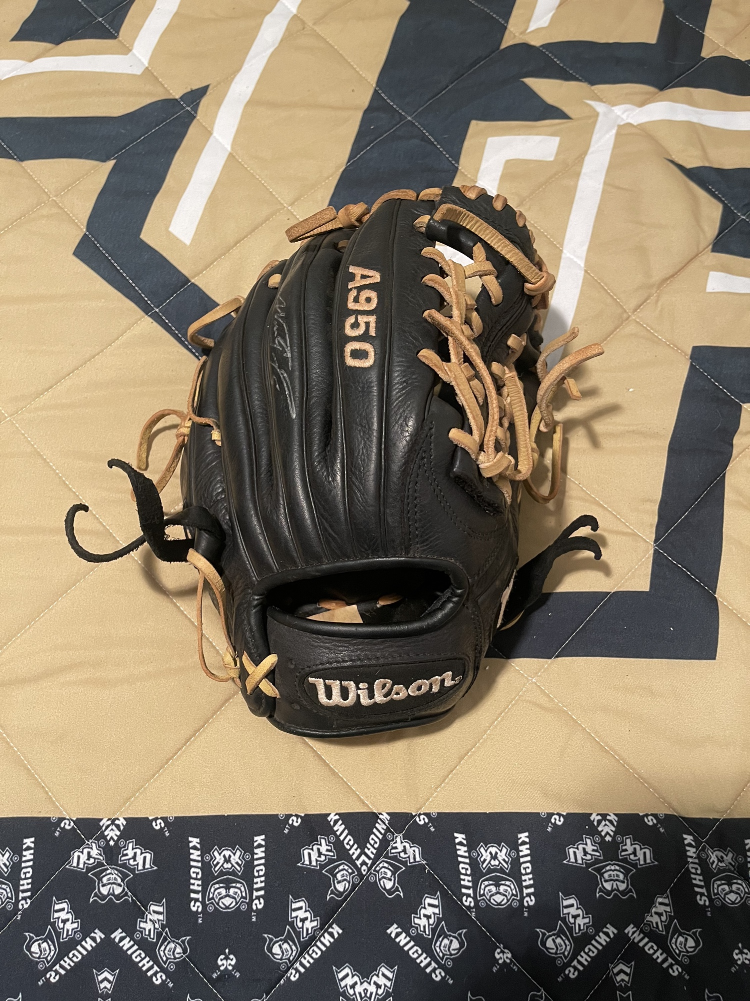 Wilson A950 11.75” Right Hand Throw Baseball Glove SidelineSwap