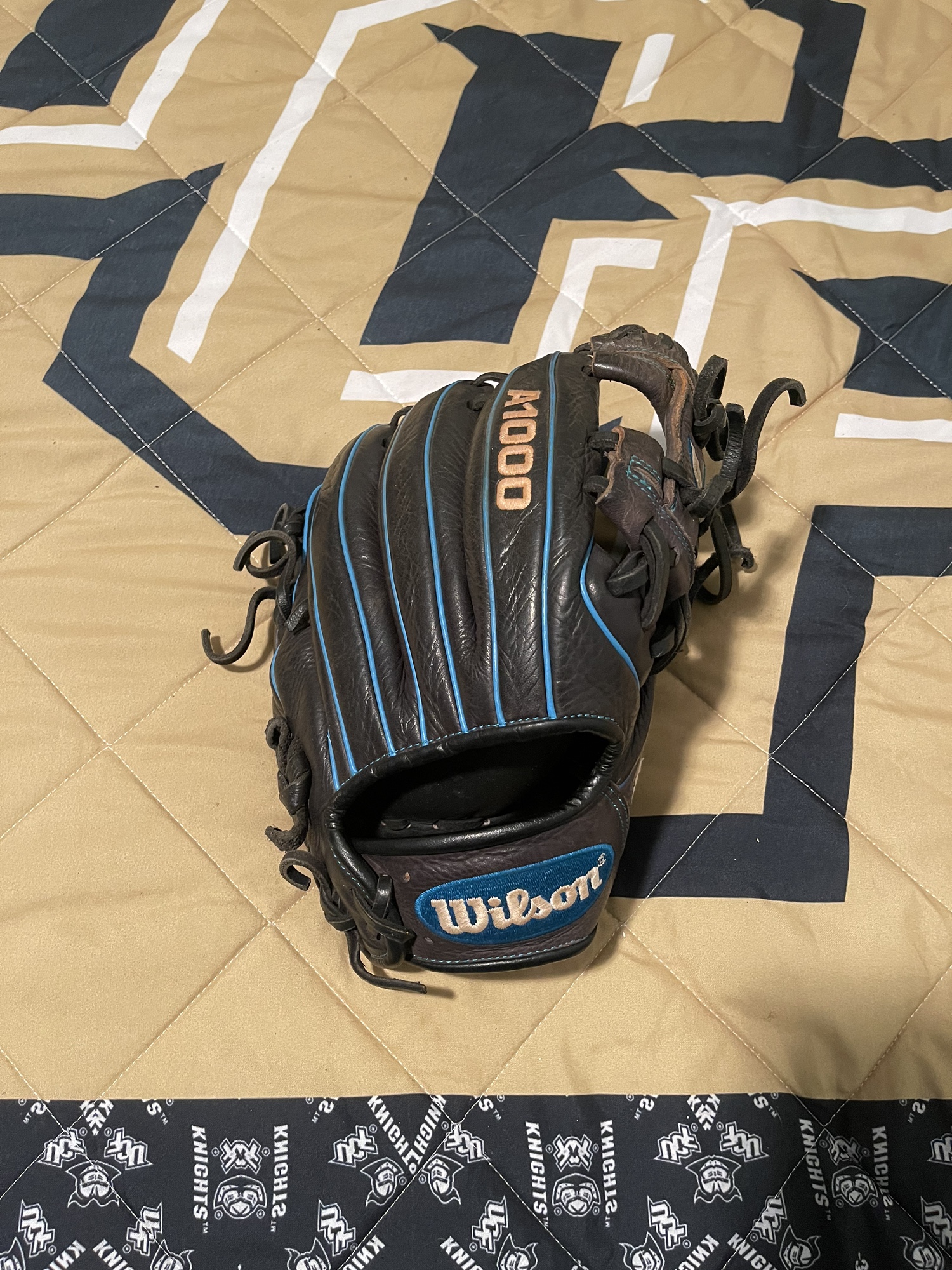 Wilson A1000 11.25” Right Hand Throw Baseball Glove SidelineSwap