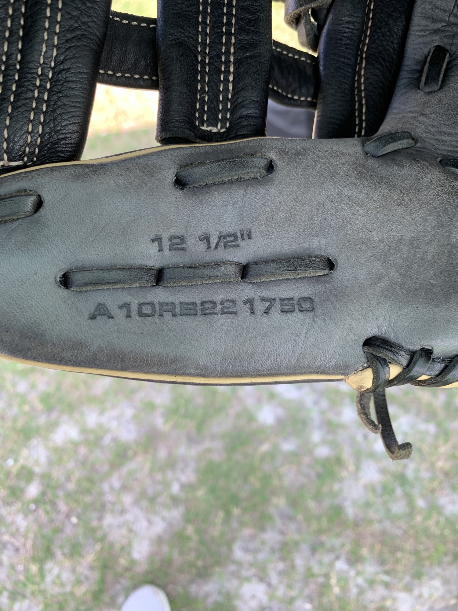 Used Wilson A1000 Right Hand Throw Outfield Baseball Glove 12.5