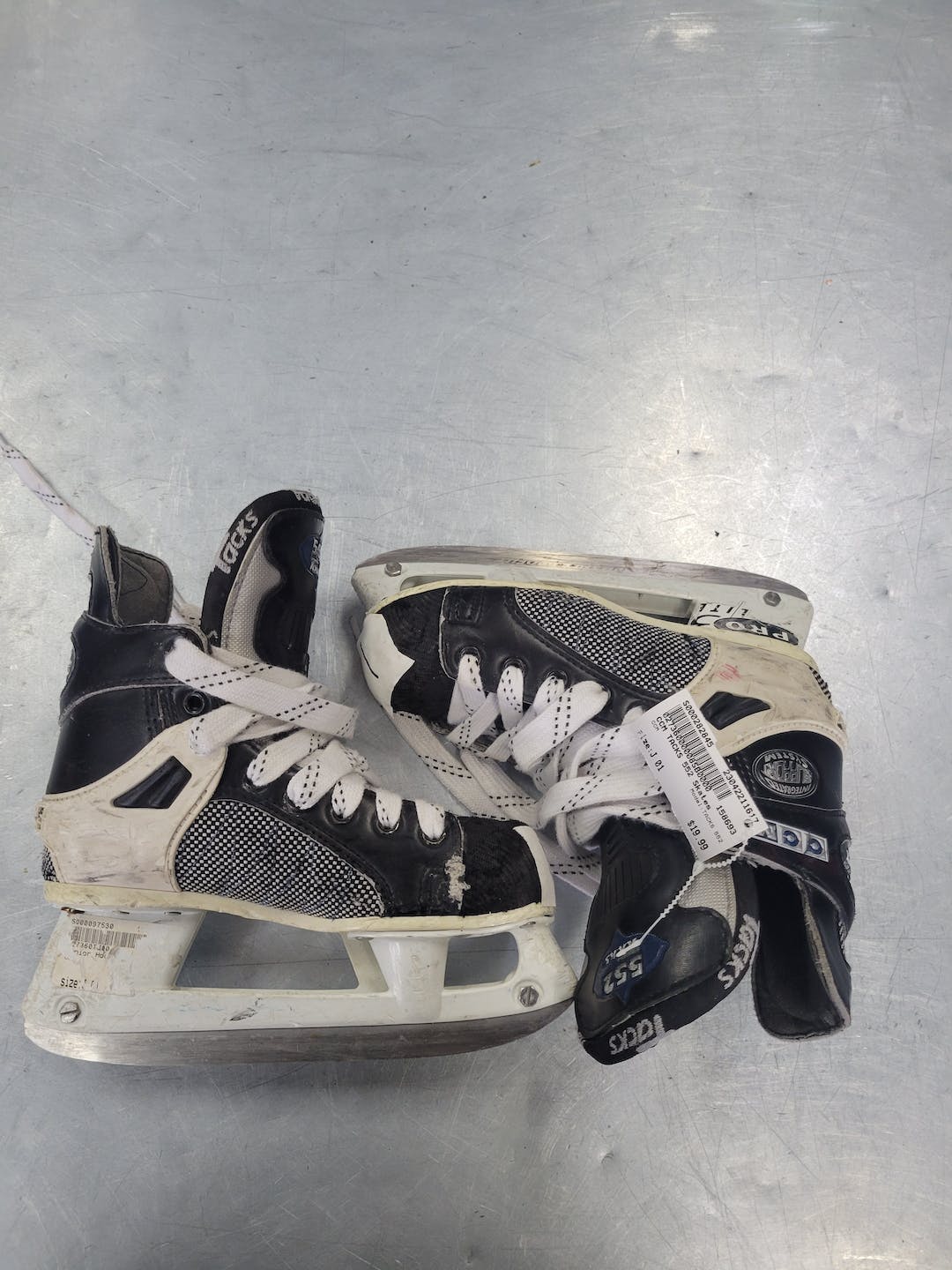 Used Ccm Tacks 552 Junior 01 Ice Hockey Skates SidelineSwap