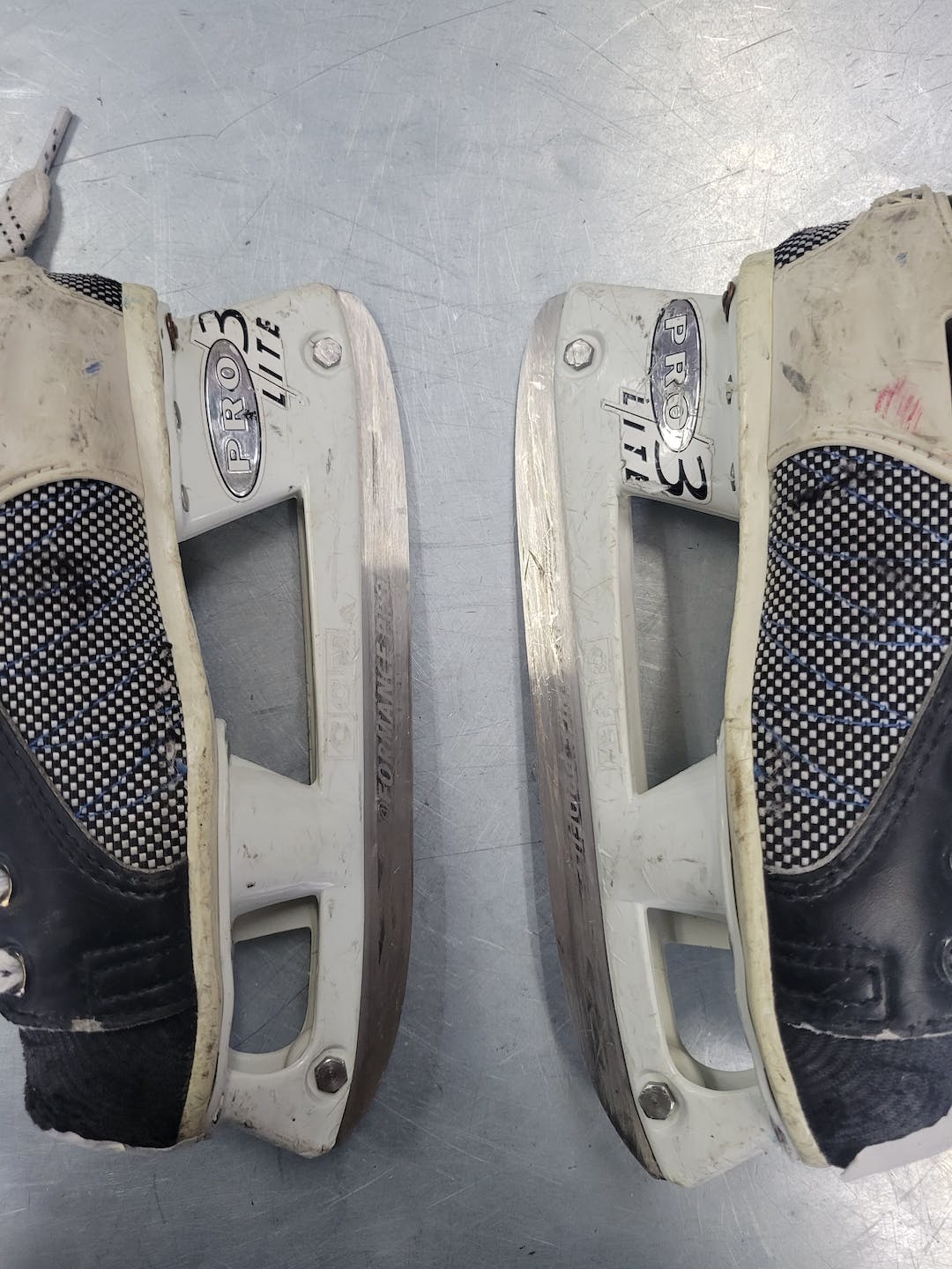 Used Ccm Tacks 552 Junior 01 Ice Hockey Skates SidelineSwap