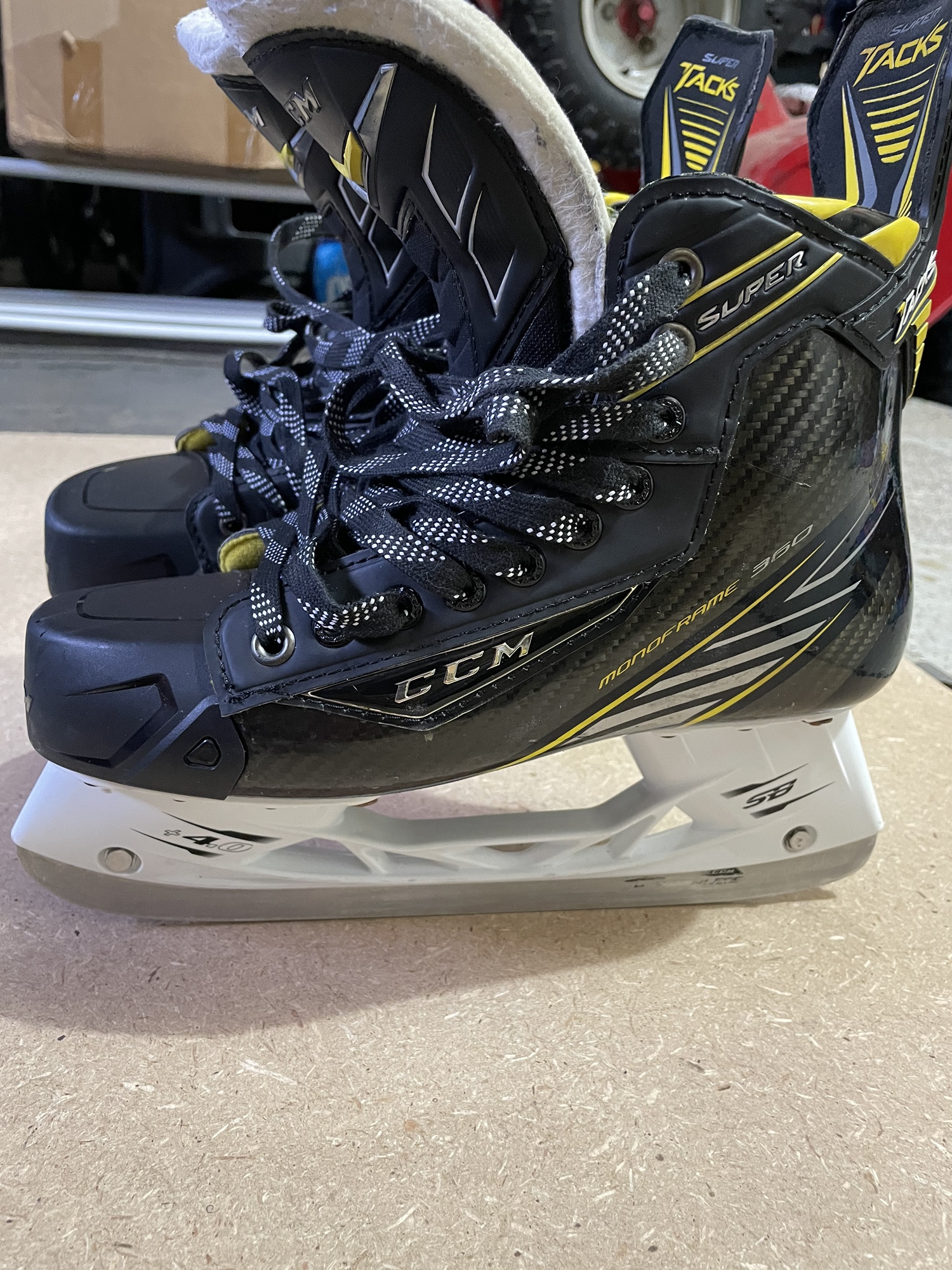 Used CCM Extra Wide Width Pro Stock Size 9 Super Tacks Hockey Skates