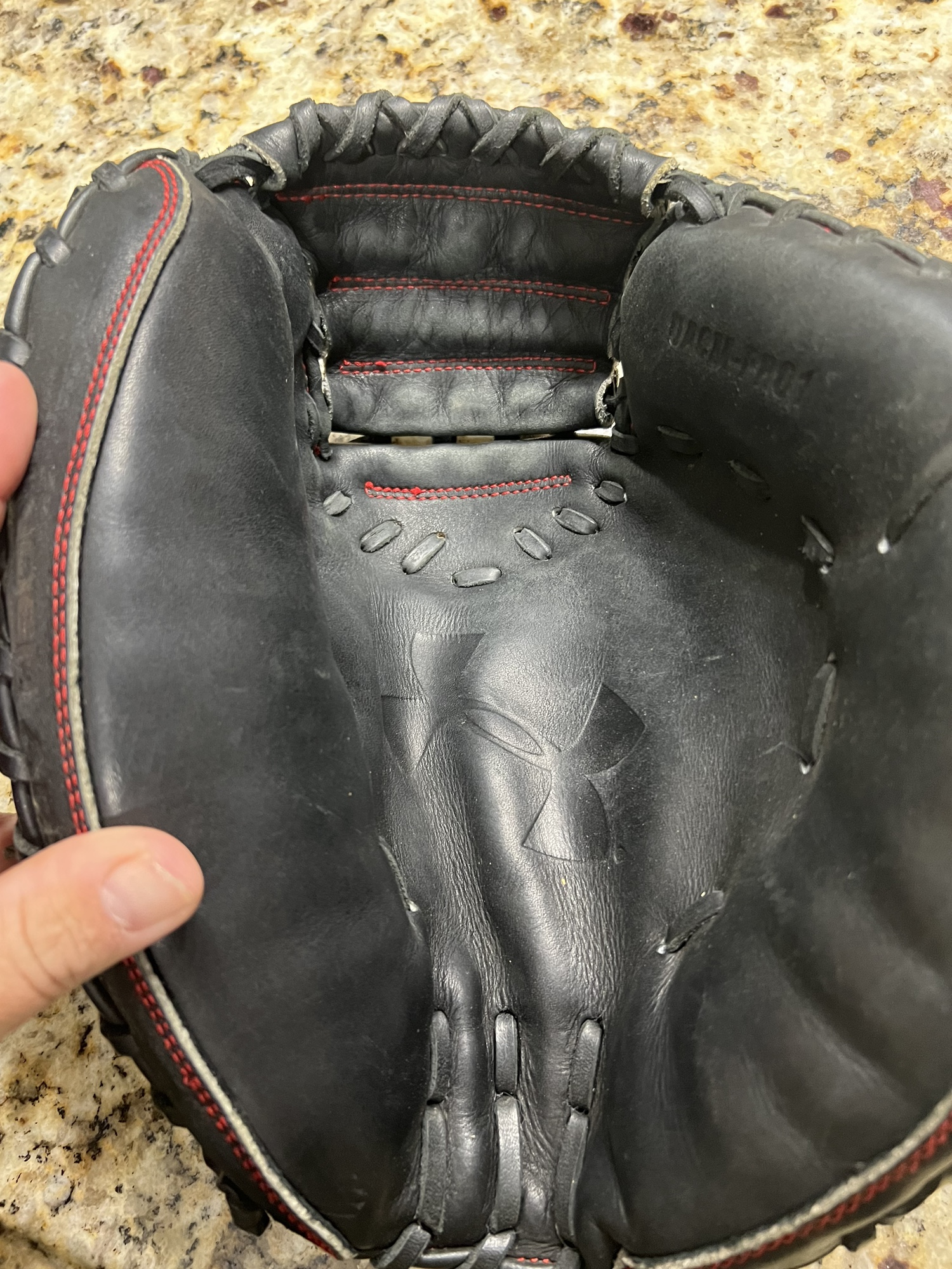 FSOT Under Armour UACMPRO1 Catcher’s Mitt High School/College Right