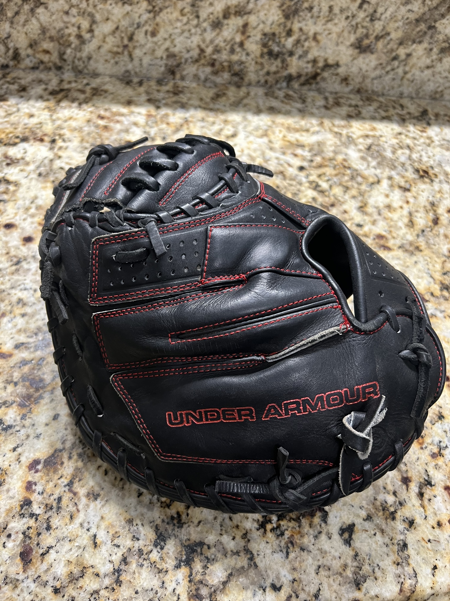FSOT Under Armour UACMPRO1 Catcher’s Mitt High School/College Right