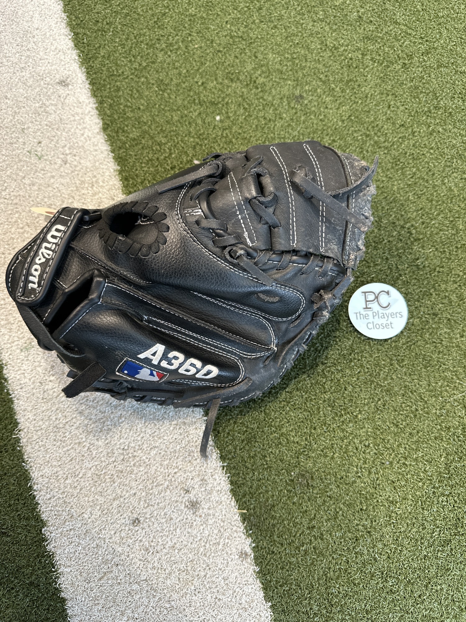 Used wilson A360 Left Hand Throw Catcher Baseball Glove 31.5
