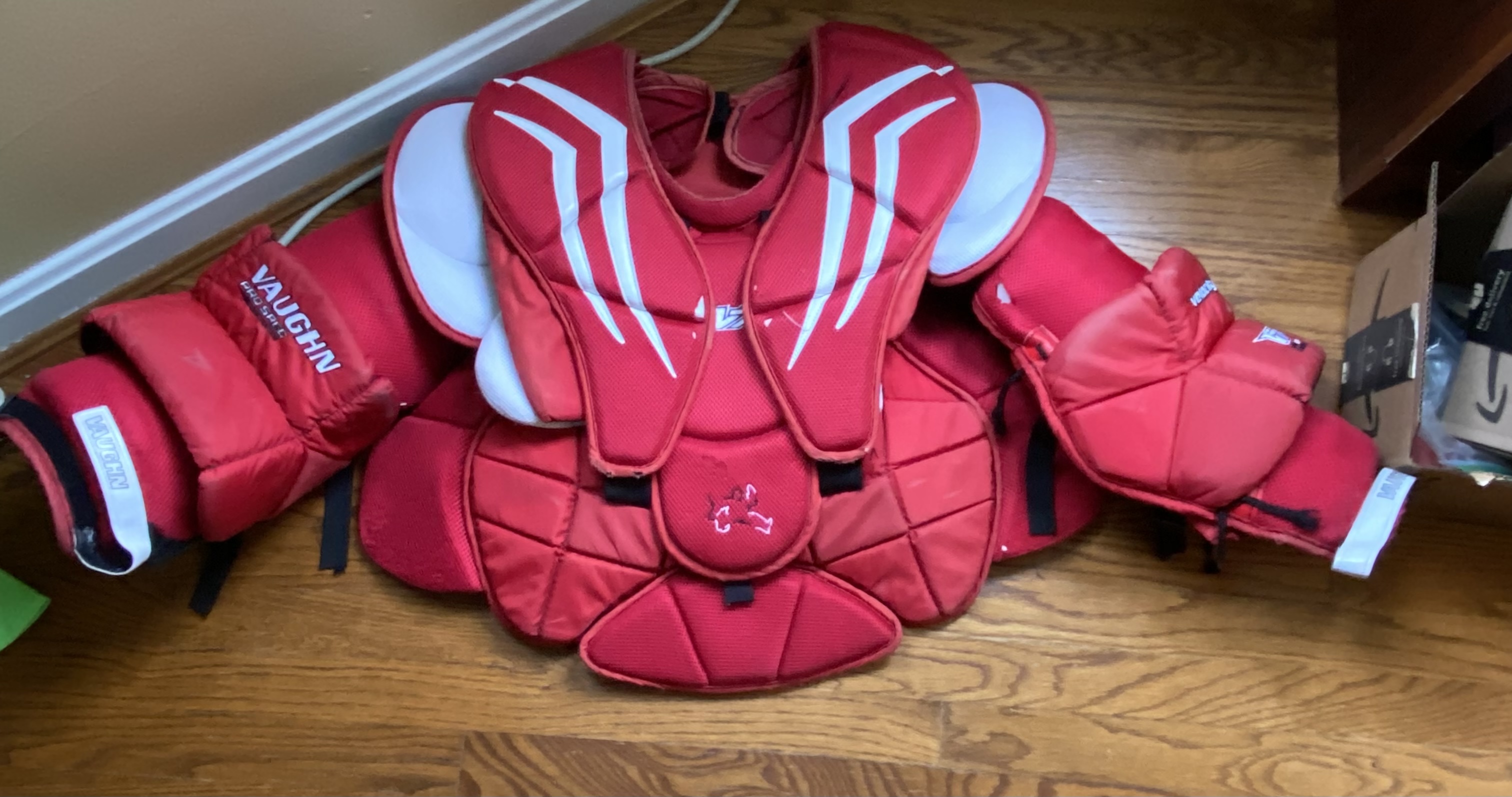 Used Large Vaughn Velocity V7 XF Pro Carbon Goalie Chest Protector