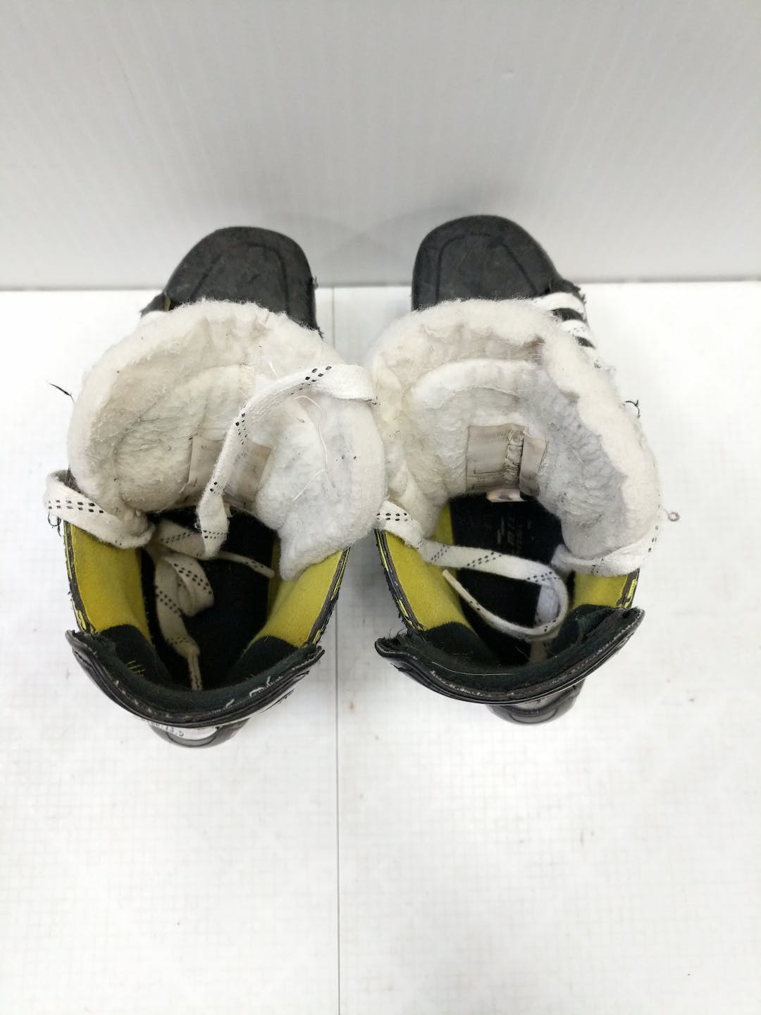 Used Ccm Tacks 4092 Intermediate 3.5 Ice Hockey Skates SidelineSwap