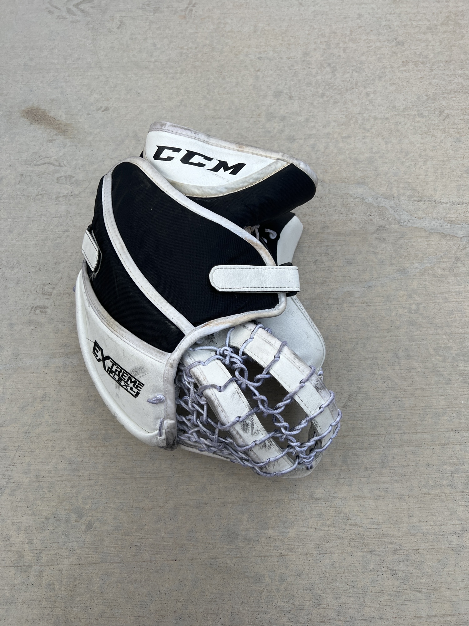 Pro Stock CCM EFLEX 4 Full Right Goalie Catcher Glove SidelineSwap