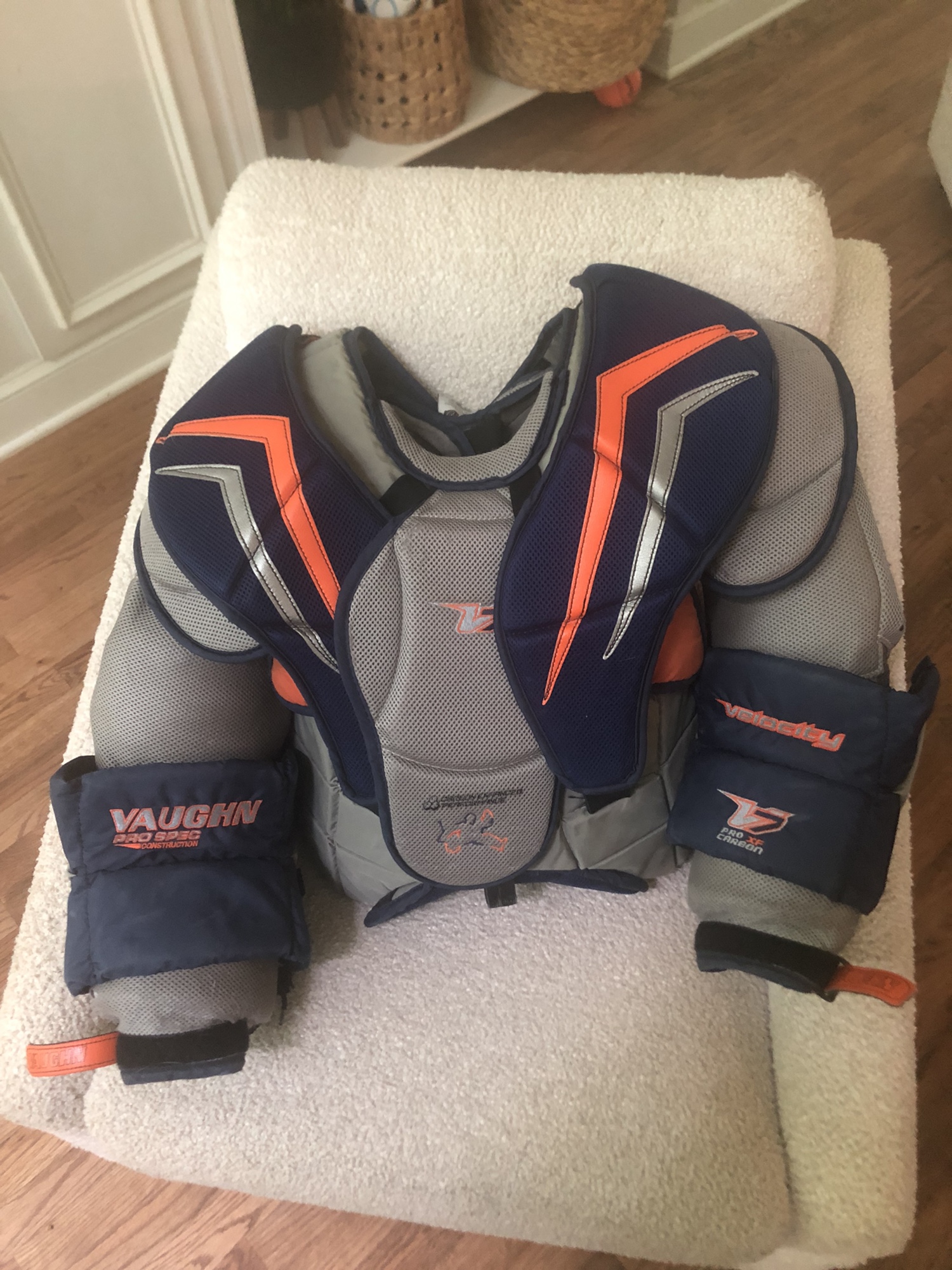 Vaughn Velocity V7 Pro XF Carbon Goalie Chest Protector Size Senior