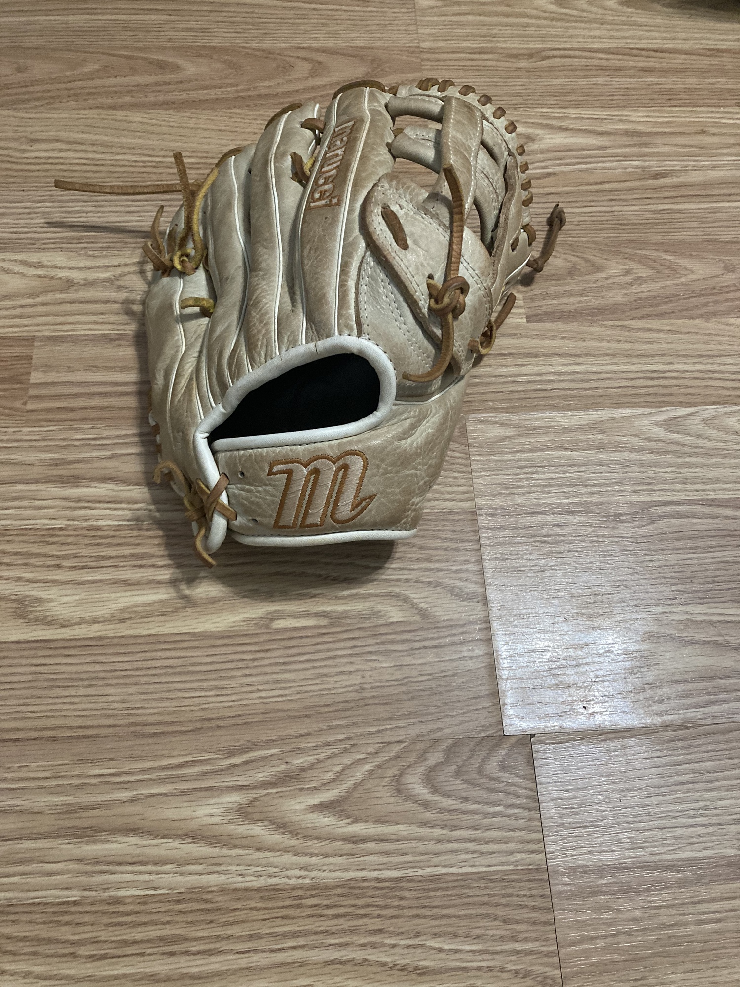 Marucci Baseball glove SidelineSwap