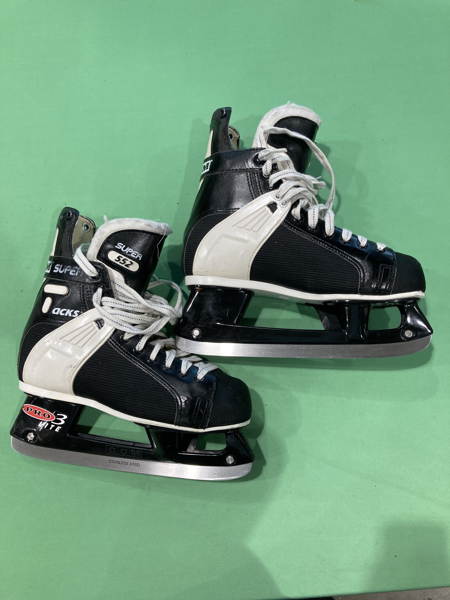 Used Intermediate CCM Super Tacks 552 Hockey Skates D&R (Regular), Size