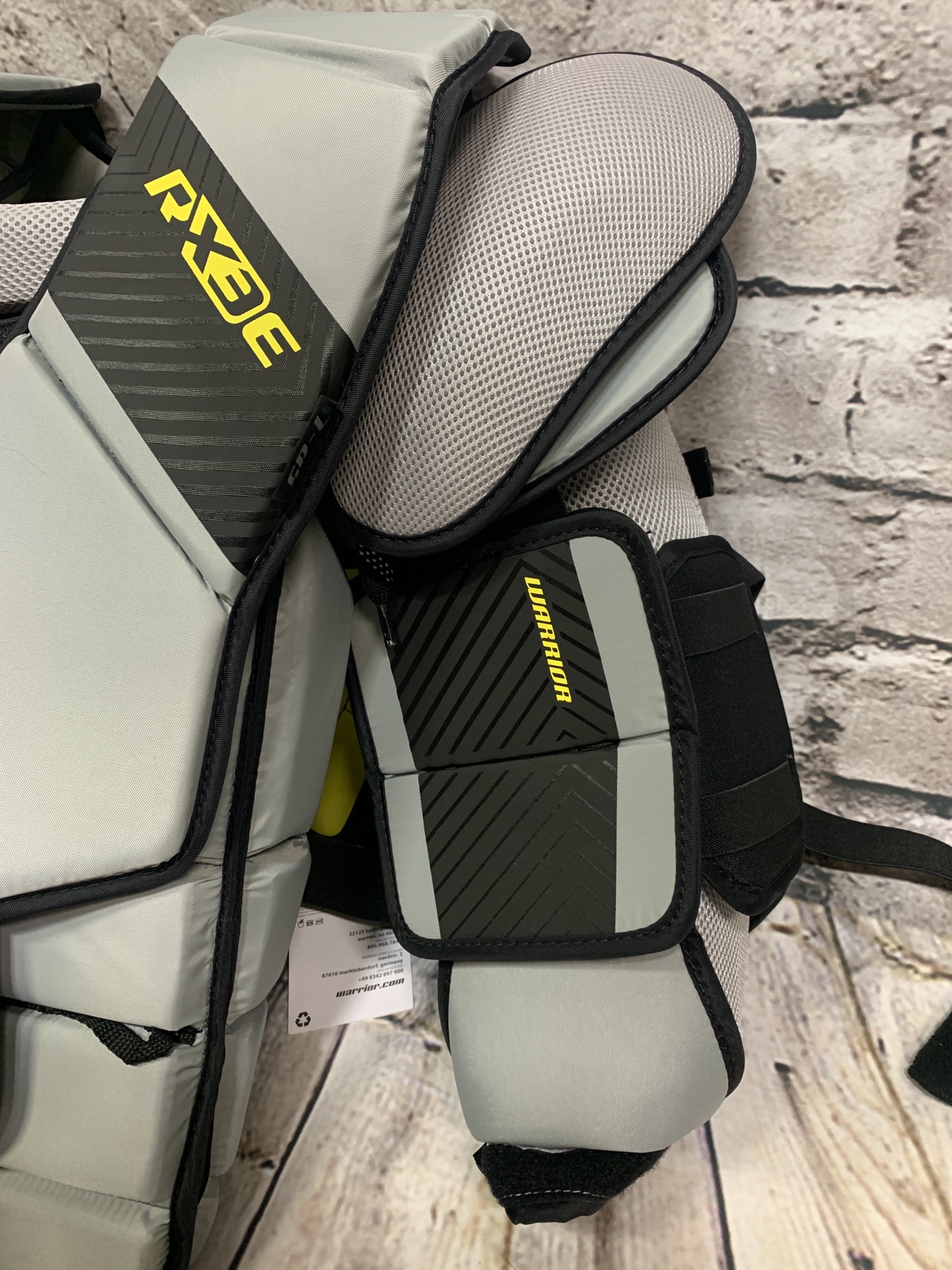 New Senior Warrior X3 E Goalie Chest Protector *FREE SHIPPING