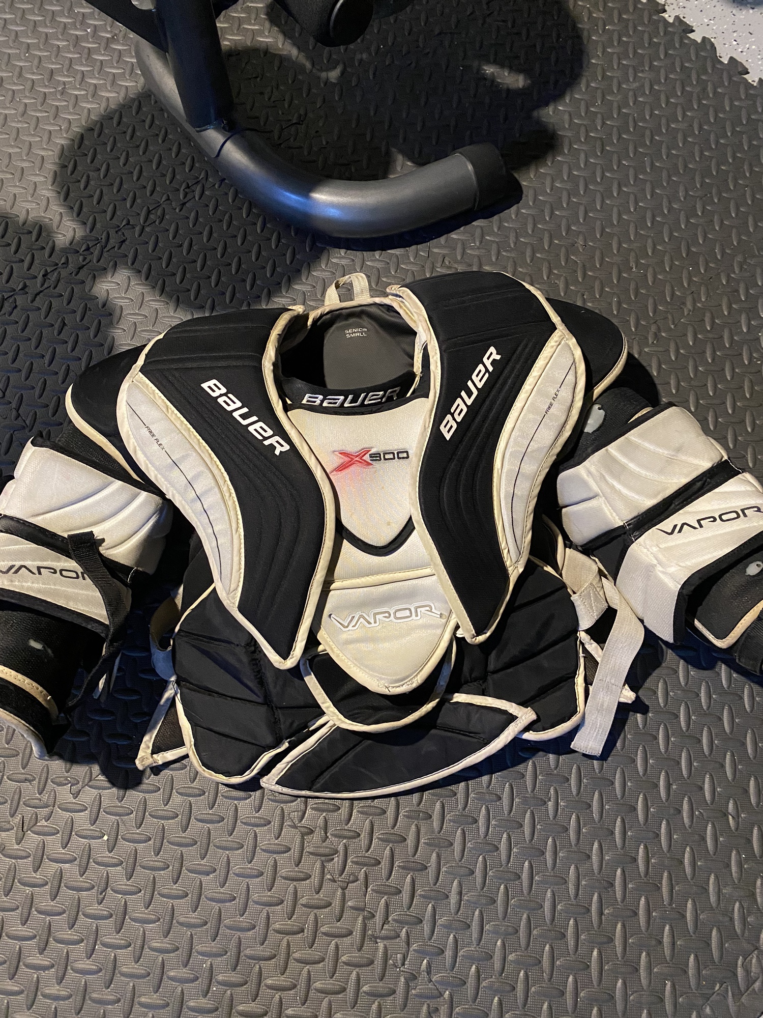 Used Small Bauer Vapor X900 Goalie Chest Protector SidelineSwap