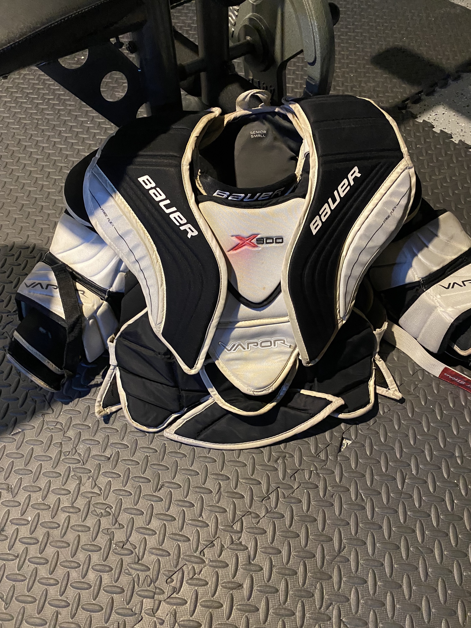Used Small Bauer Vapor X900 Goalie Chest Protector SidelineSwap