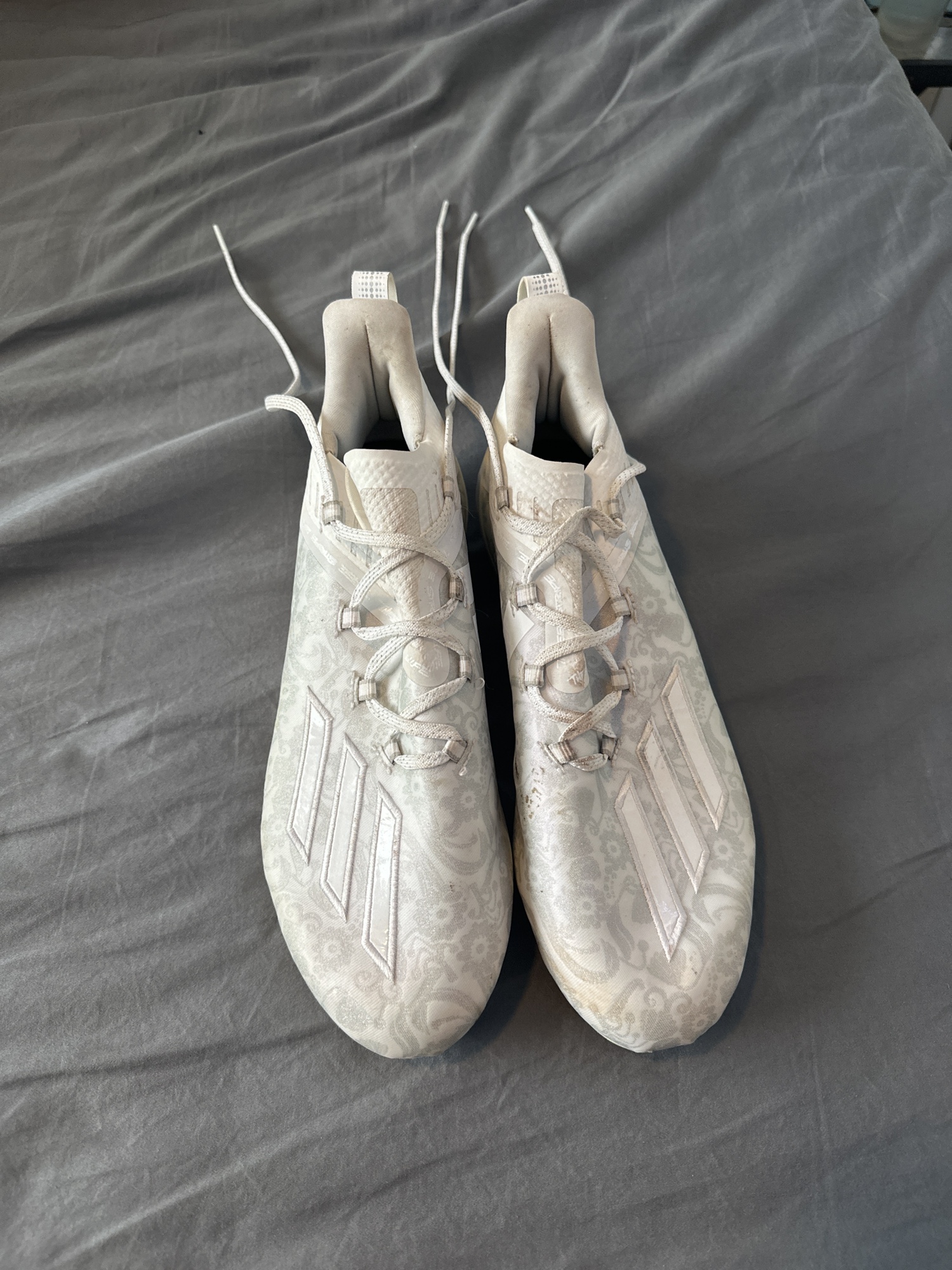 mens size 10.5 football cleats