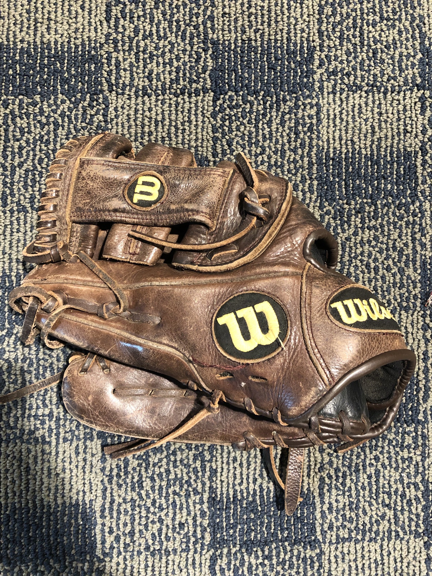 Used Wilson A800 Left Hand Throw Outfield Baseball Glove 11.75
