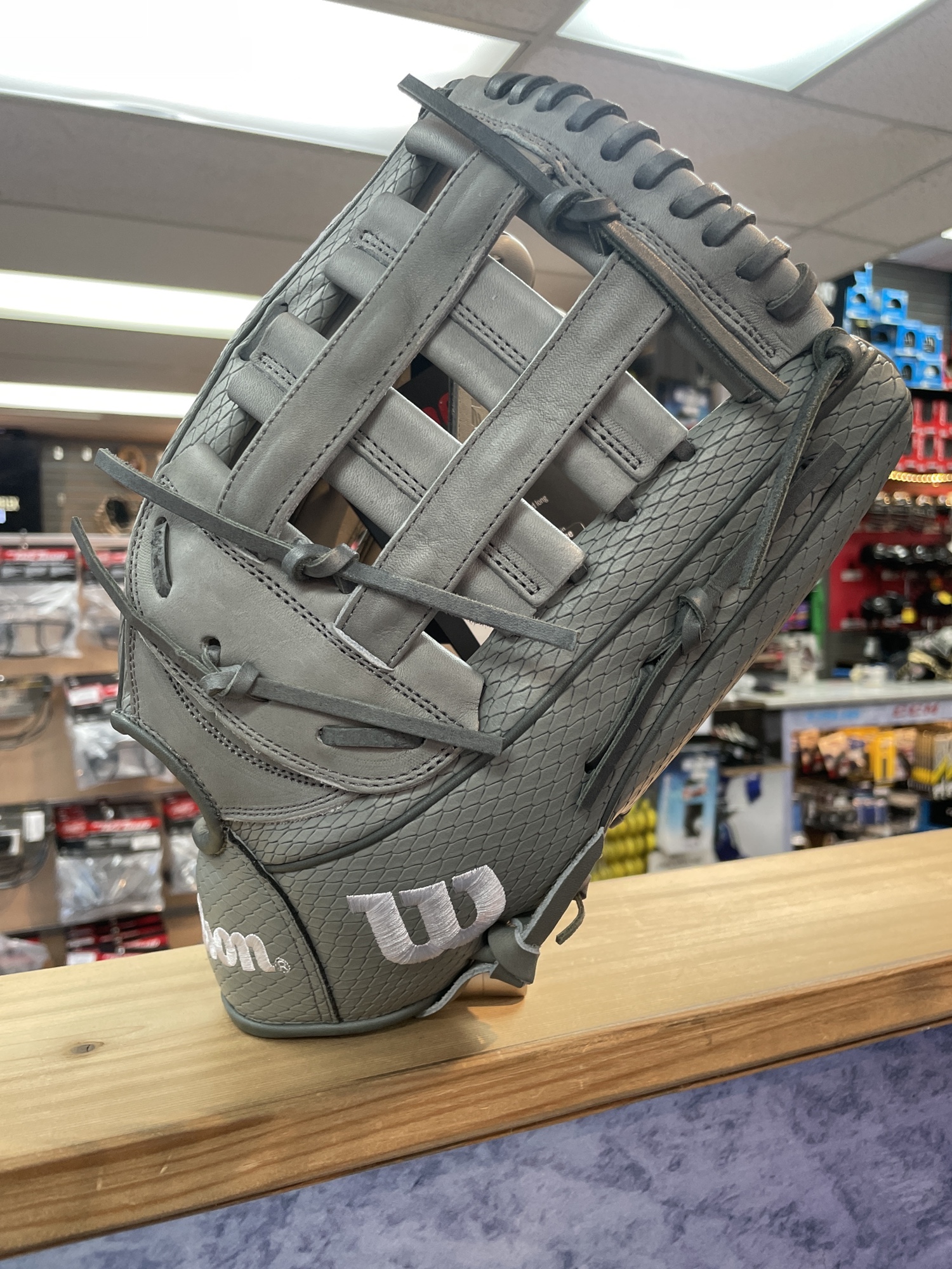 New Right Hand Throw 13.5" A2000 Softball Glove SidelineSwap