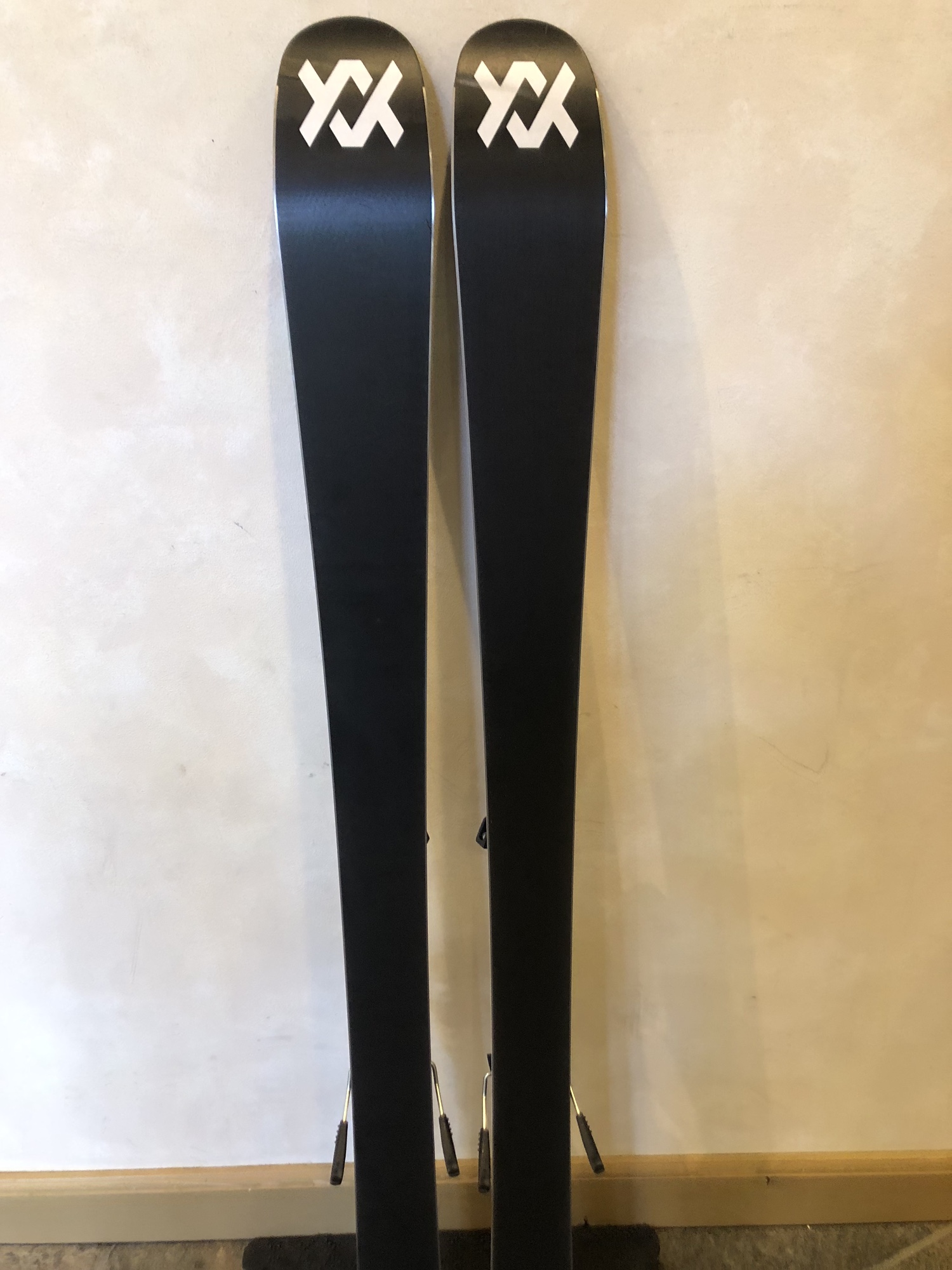 2023 Volkl Yumi Skis With Bindings 154cm SidelineSwap