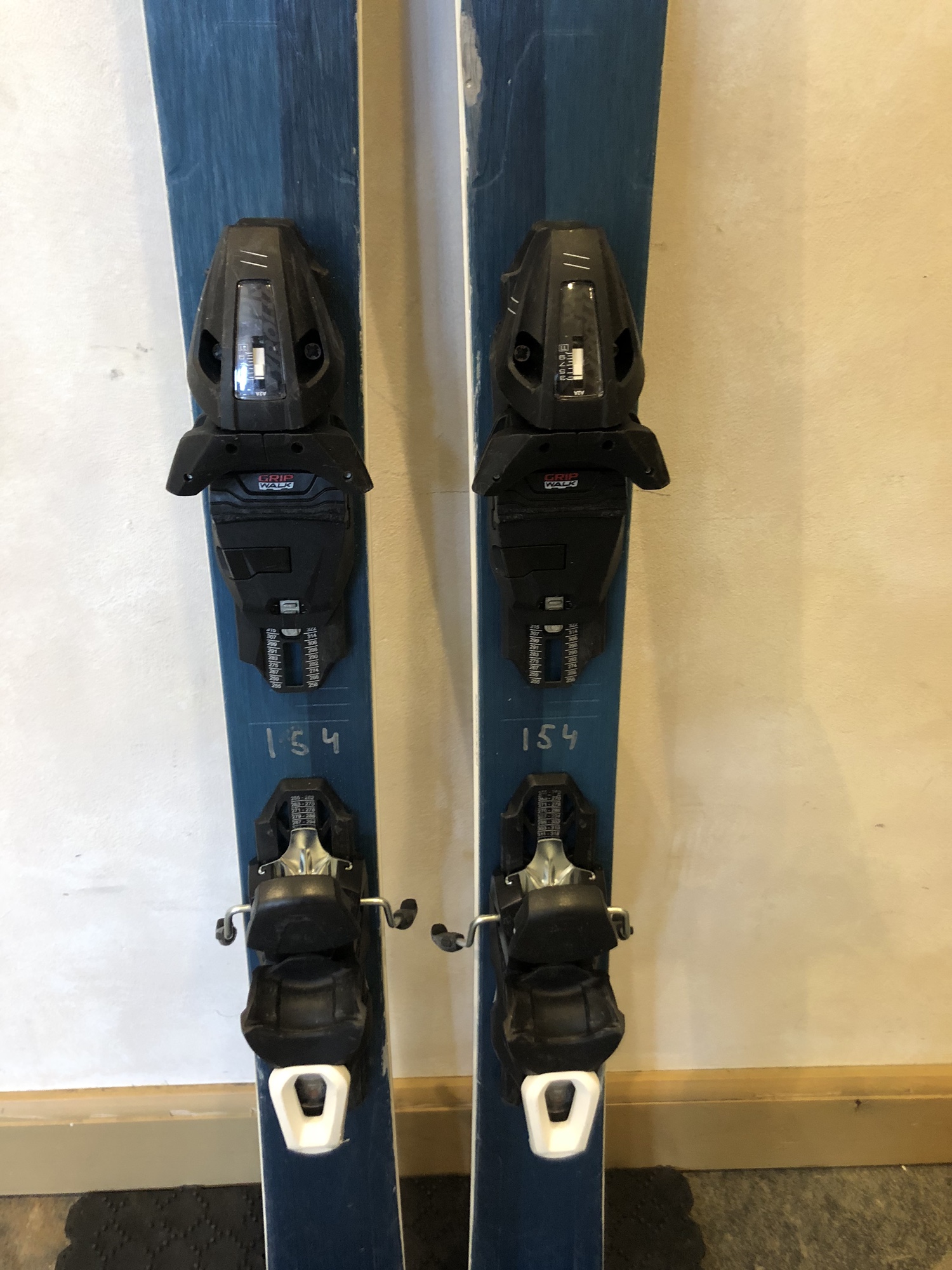 2023 Volkl Yumi Skis With Bindings 154cm SidelineSwap