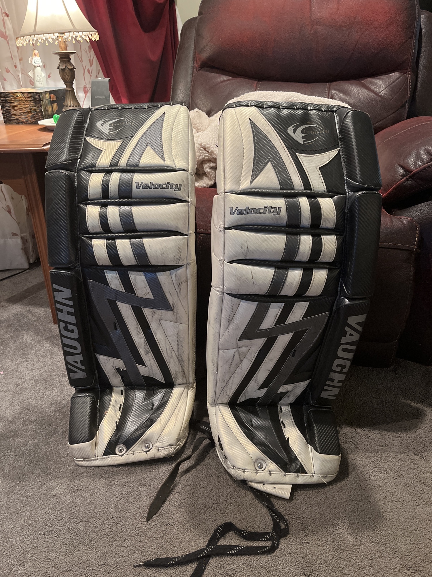 32" Vaughn Velocity 7400 Goalie Leg Pads SidelineSwap