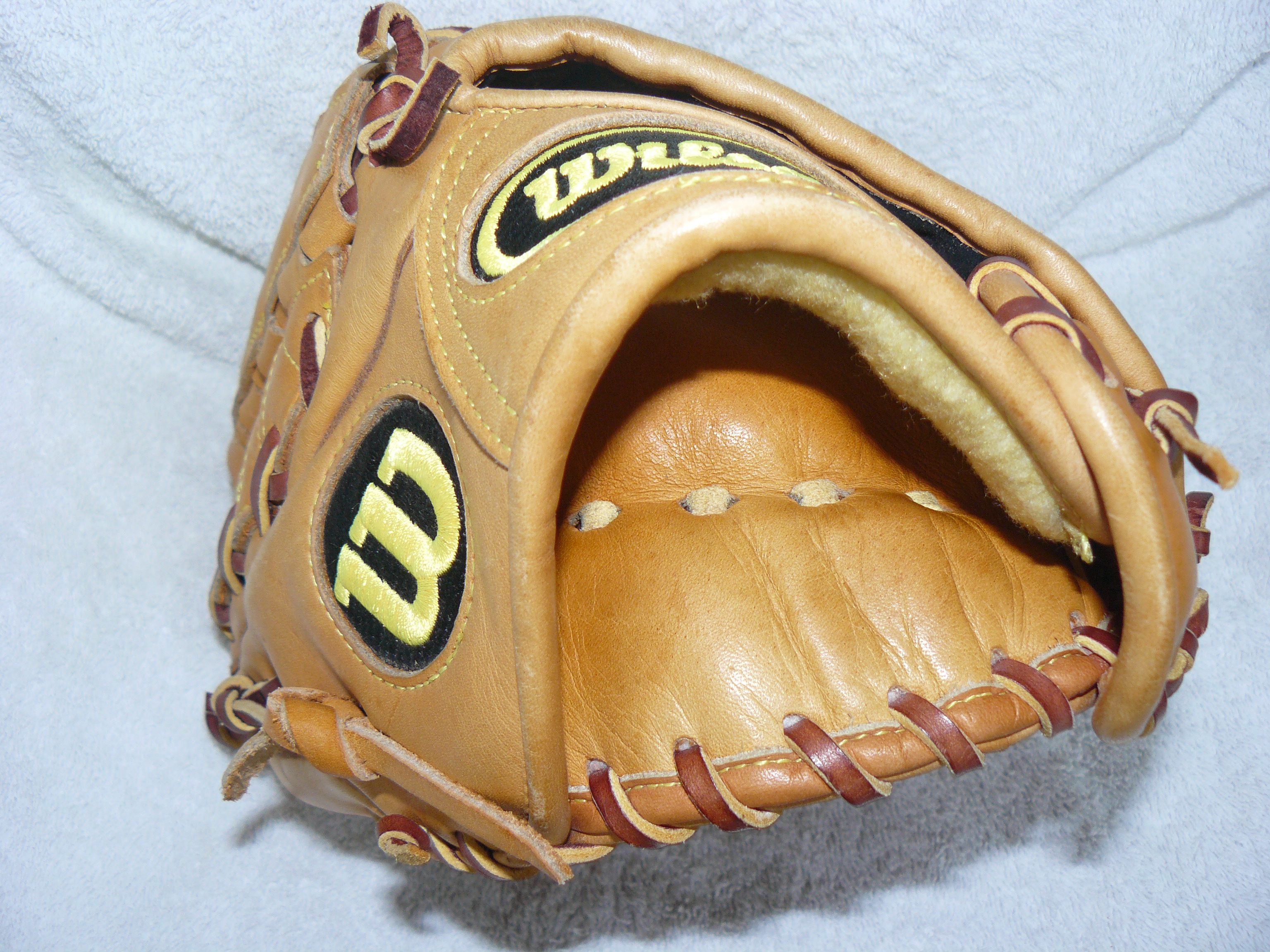 New Left Hand Throw Wilson A2000 Baseball Glove Large SidelineSwap