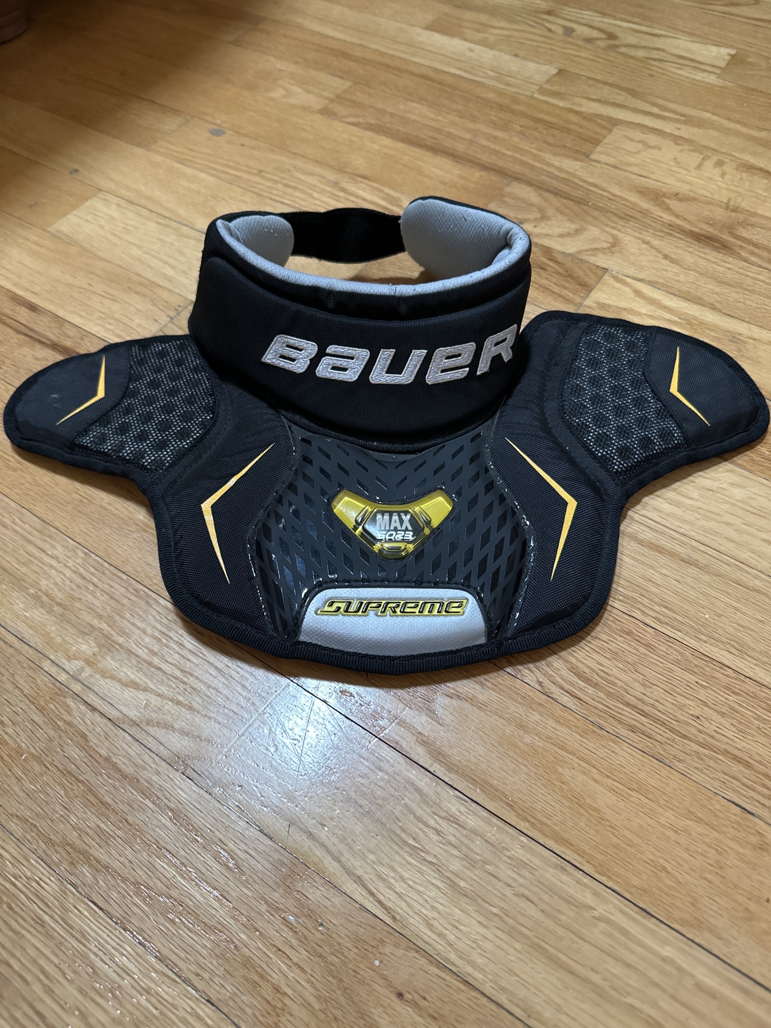 Bauer supreme Goalie Neck Guard SidelineSwap