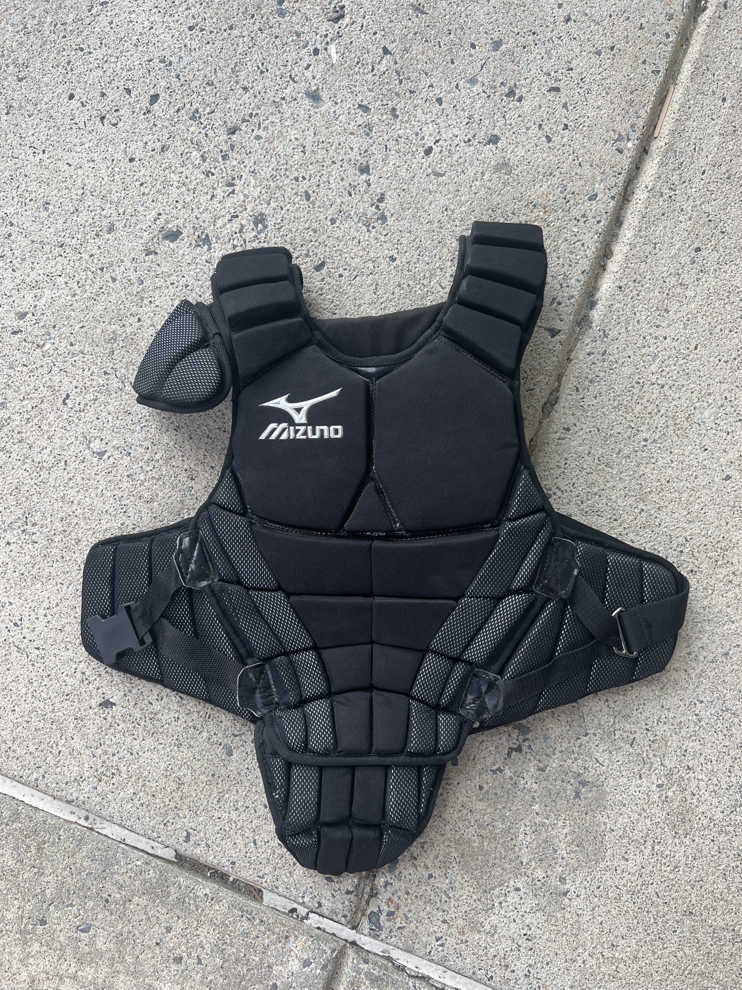 Used Adult Mizuno Catcher's Chest Protector SidelineSwap