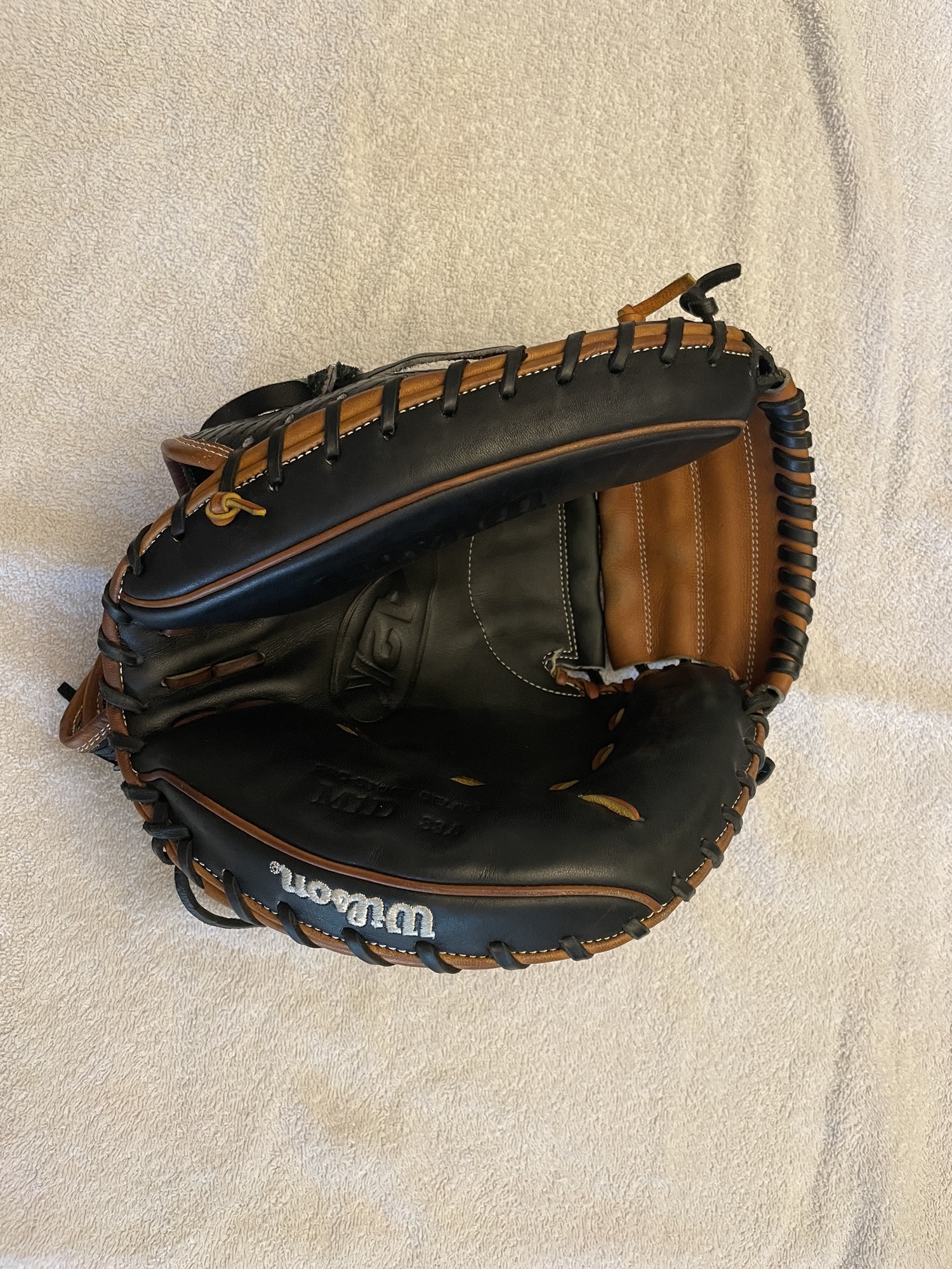 Wilson A2K Catchers mitt “ BROKEN IN” SidelineSwap