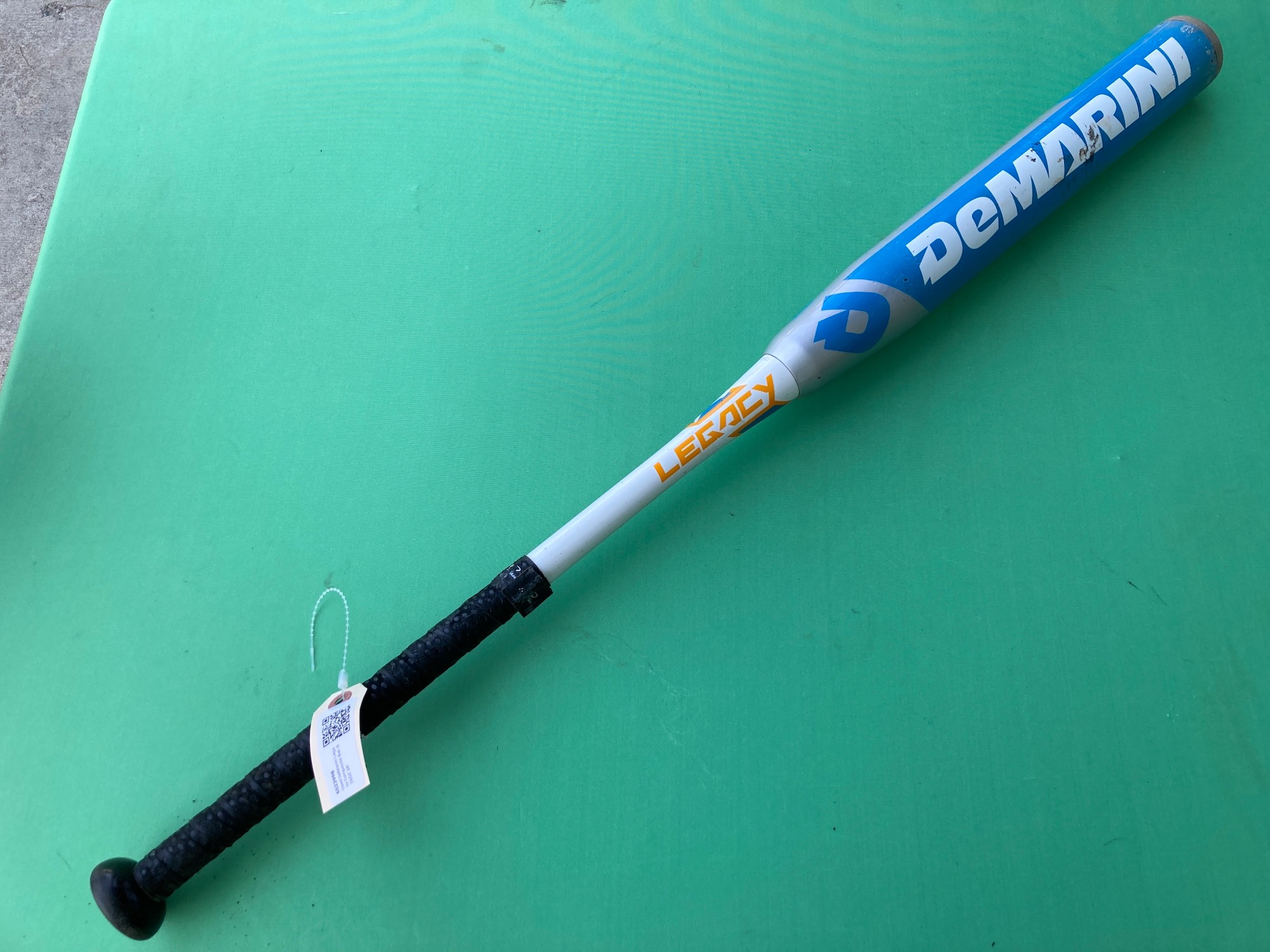 Used DeMarini Legacy Composite Bat 8 26OZ 34" SidelineSwap