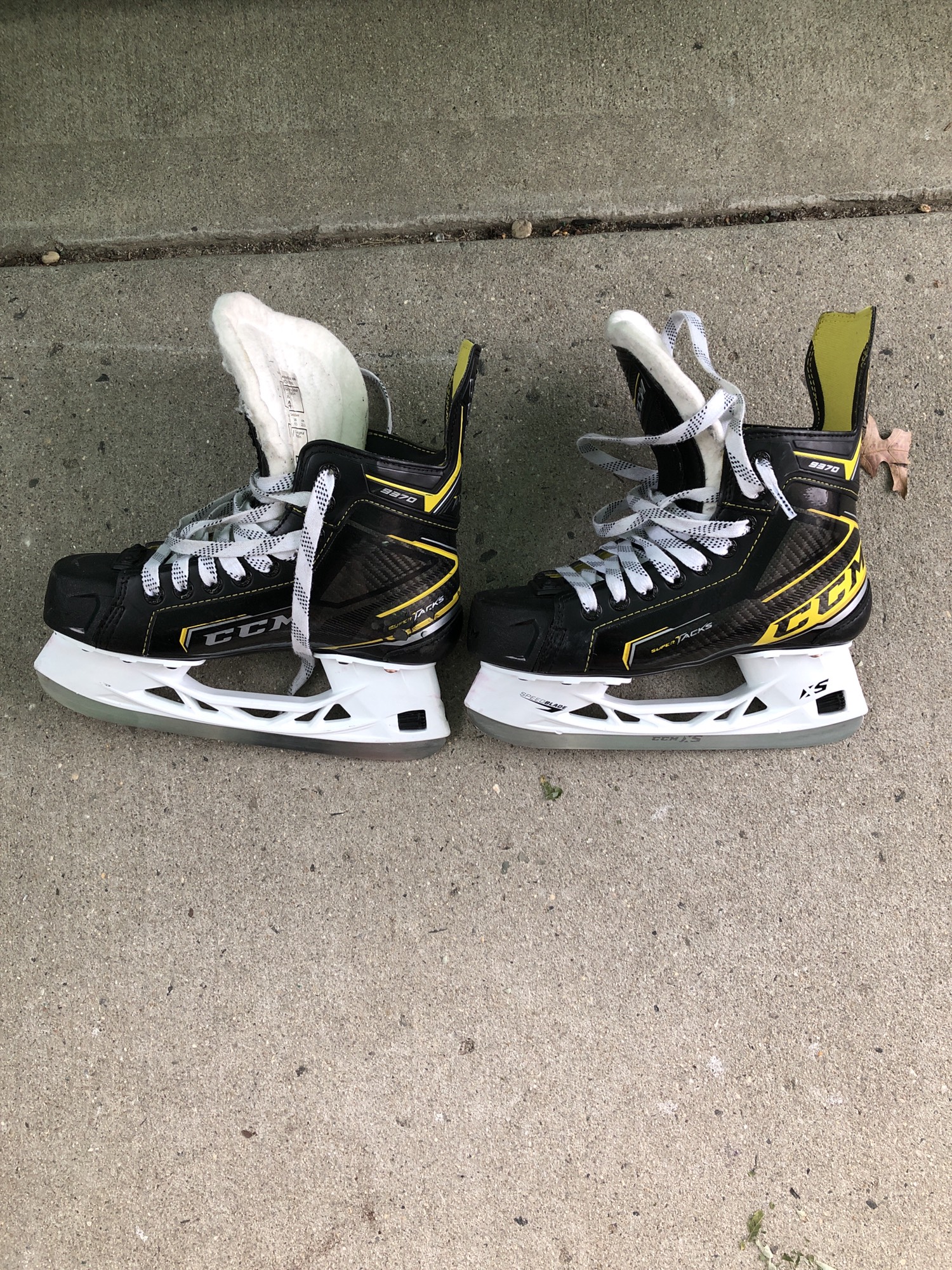 Used Intermediate CCM Super Tacks 9370 Hockey Skates D&R (Regular) 4.0