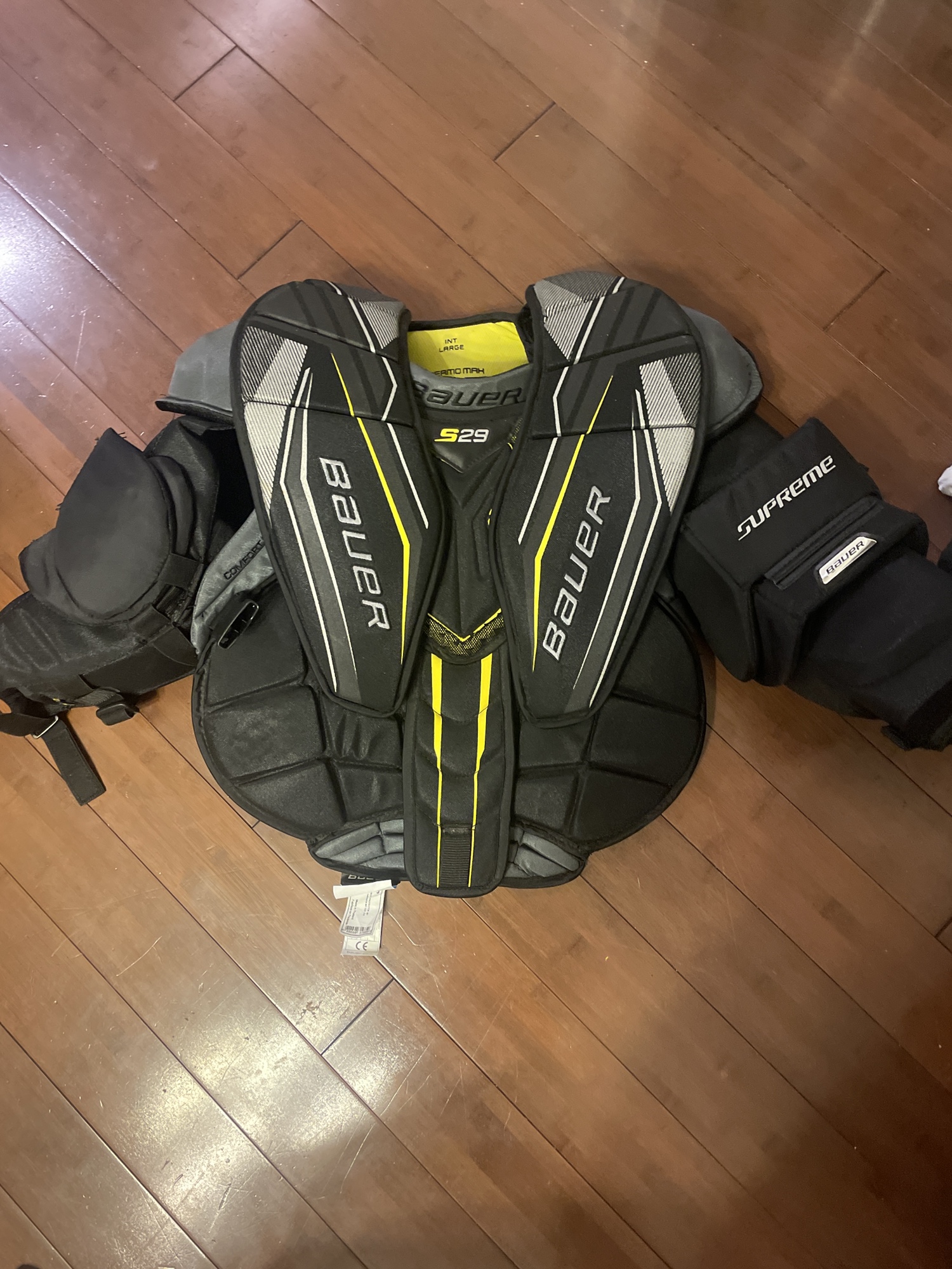 New Large Bauer Supreme s29 Goalie Chest Protector SidelineSwap