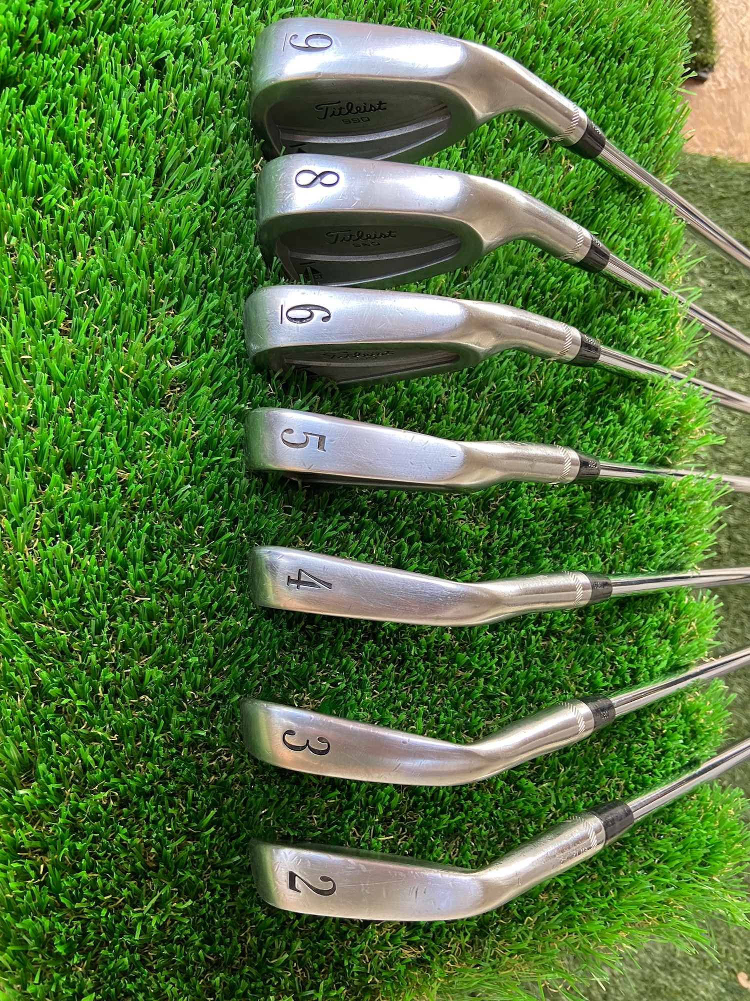 Titleist DCI 990 iron set; RH; 29 (no 7iron); New Grips; Reg flex