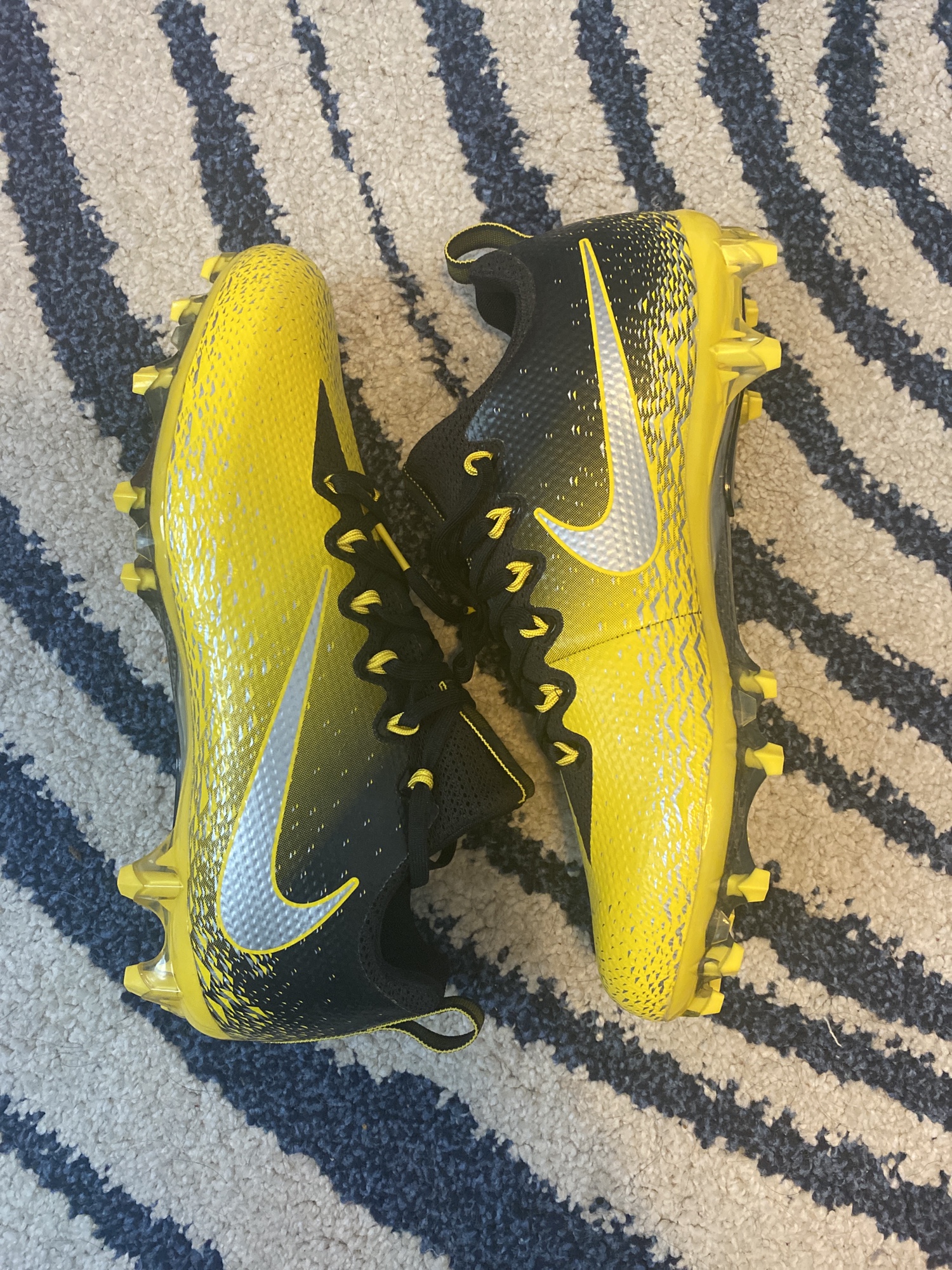 nike black and yellow cleats