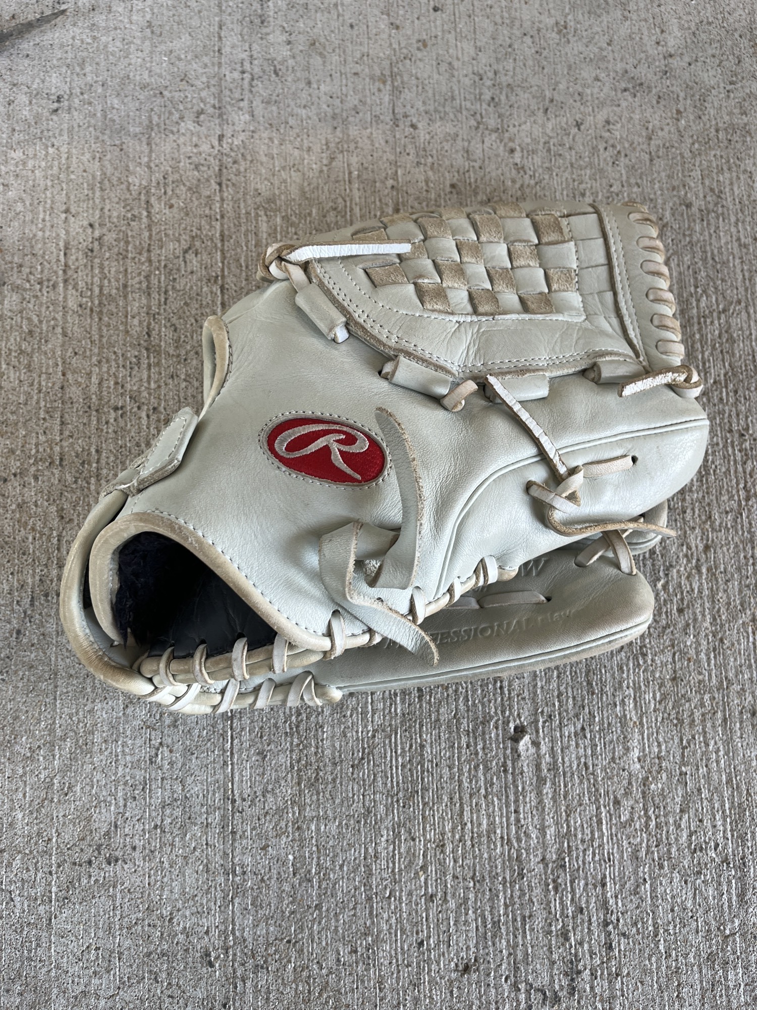 Used Rawlings Gg elite Right Hand Throw Infield Softball Glove 12.5