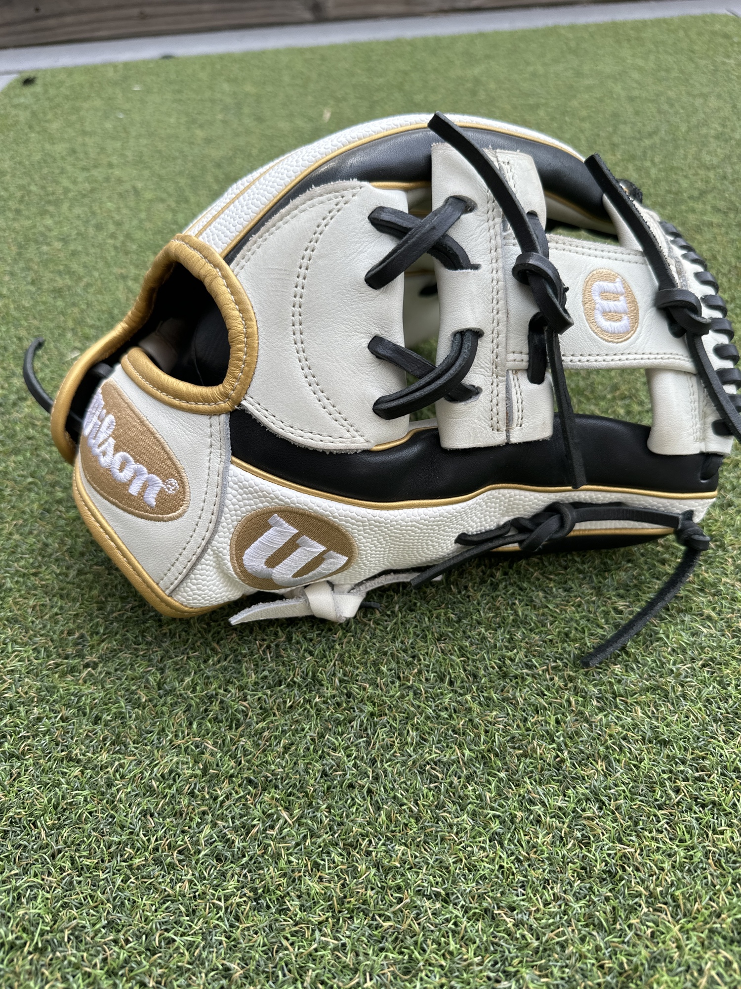 Used Right Hand Throw 12" A2000 Softball Glove SidelineSwap