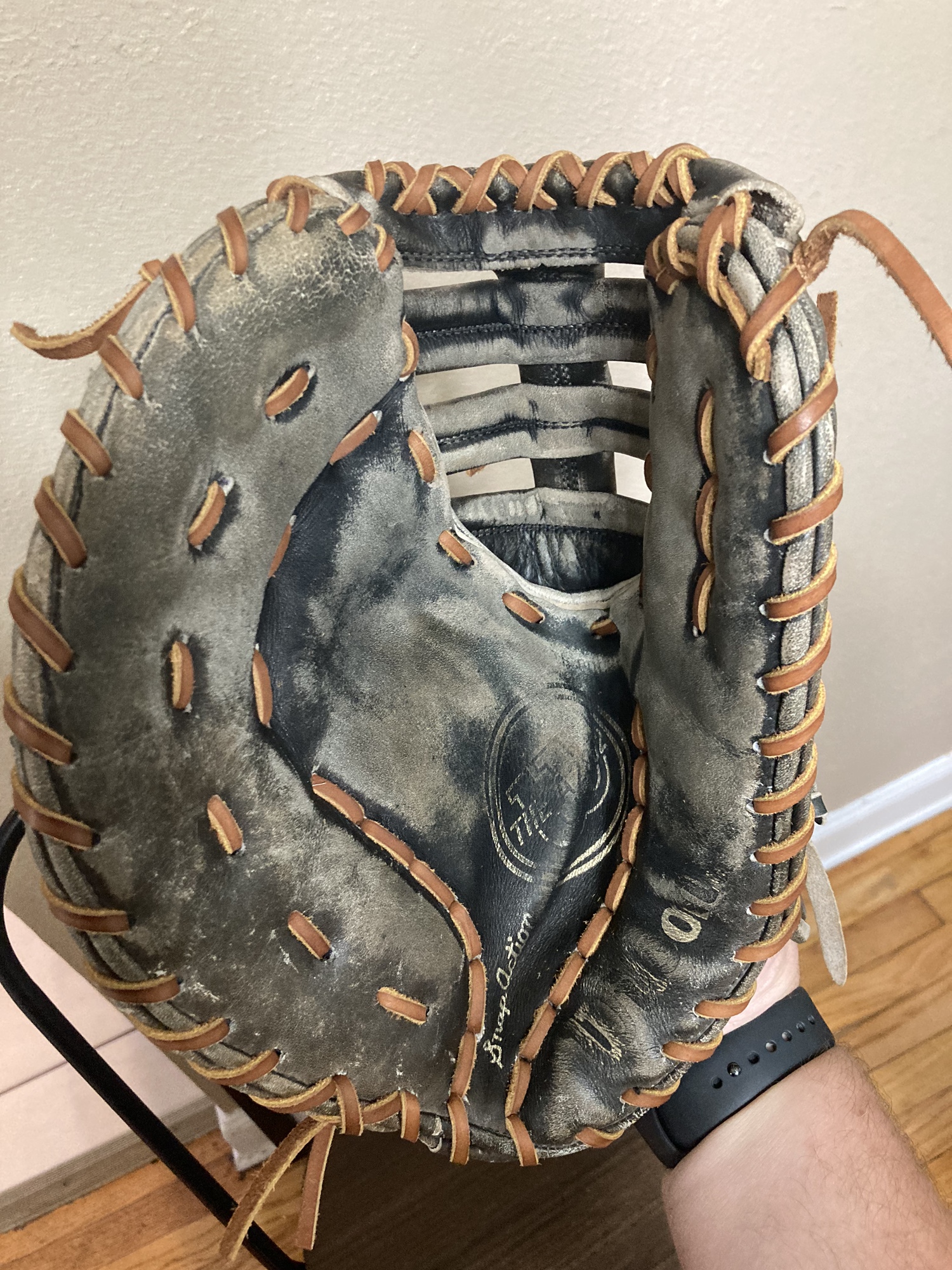 Relaxed/reconditioned Wilson “The A2000” 1st base mitt13’ LHT