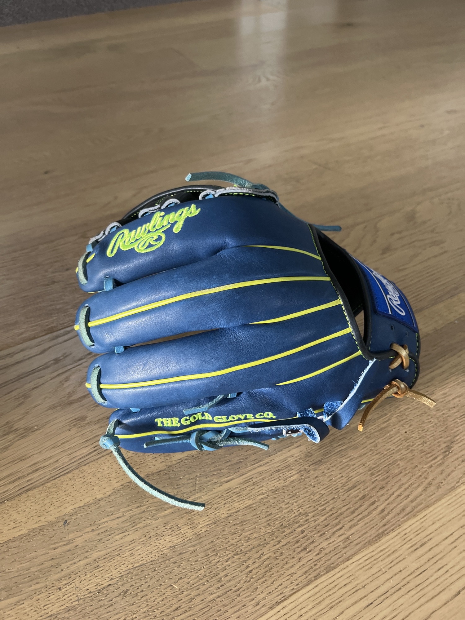 New Outfield 11.75" Heart of the Hide Baseball Glove SidelineSwap