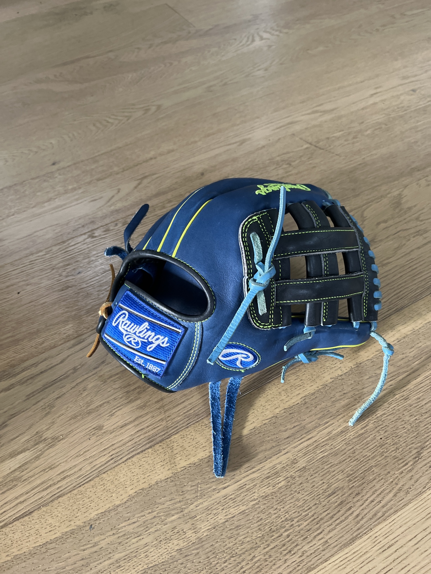 New Outfield 11.75" Heart of the Hide Baseball Glove SidelineSwap